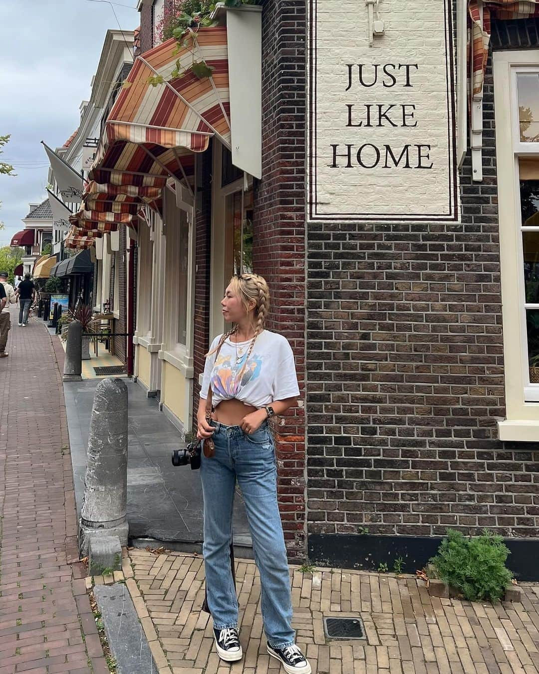 Manamiのインスタグラム：「📍Delft, Netherlands🇳🇱 オランダの古都デルフトという街が "リトルアムステルダム" と言われているらしくて アムステルダムよりもちょこっと小さくて 少しレトロでとってもかわいかった🤎  3,4枚目 アップルパイもチャイも美味しかった🤤  5枚目 女子トイレの鏡、162cmの私でもオデコしか見えないw (オランダ人は背が高い)  どこを歩いてても絵になるしおしゃれ🥰」