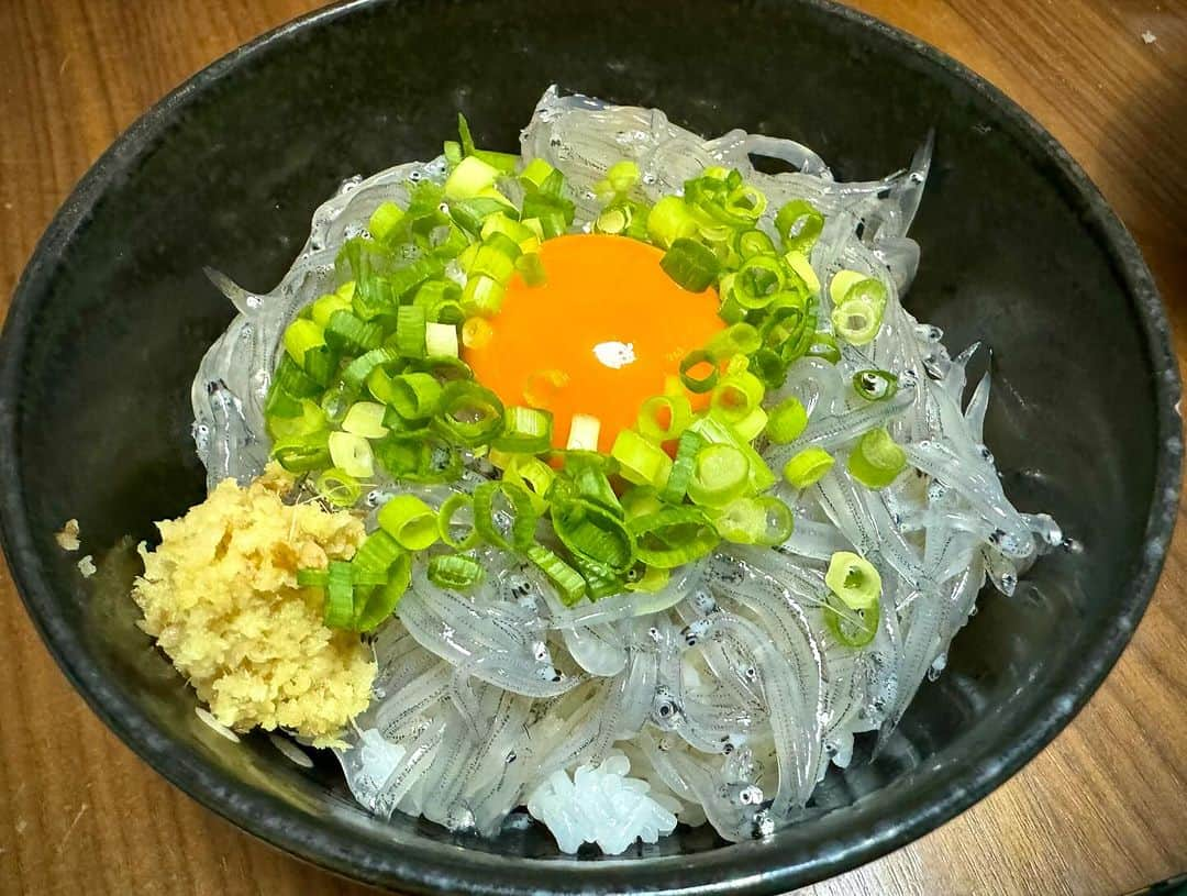 省吾のインスタグラム：「今日の晩飯は😃  浜野水産のシラス‼️   生シラス丼は卵黄に絡めて🥚 至極のTKG😍  釜揚げシラスはネギだくにして 炒り胡麻をパラパラと そこに夏の名残りの黄色がかった😅 スダチを絞り… 醤油をひと回し（相馬の山形屋商店さんの天醤）  味噌汁は愛知のいとこが送って来てくれた高級赤味噌でナメコ汁😊  湘南住まい飯はサイコーでございました🥰  さて‼️ 今日も気張んべ😁👍」