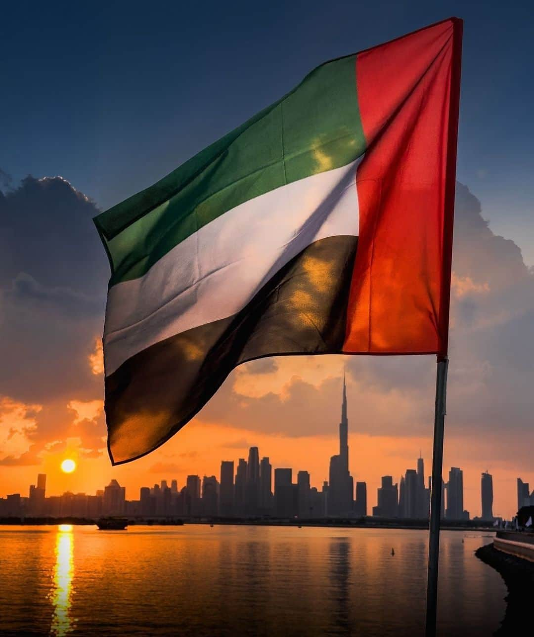 ドバイのインスタグラム：「Happy National Day UAE #52 عاش إتحاد إماراتنا 📷:@abdulazizbusaud」