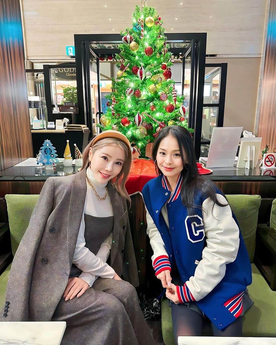 住谷杏奈のインスタグラム：「･ この前の大阪で、 ひっっっっさしぶりに @vivichan1325 とお茶できた🍵🫶 夏ぶりかな🌴🌺？？ ･ ちあきちゃんはおっとりして見えるけど、 芯が通ってて、ストイックで、凛としててカッコイイのよ😘 ･ また会いましょーう🫶 ･ ･ クリスマスツリーの前でクリスマス気分🎄 ･ ･ セットアップは @uncrave_official 🥰」