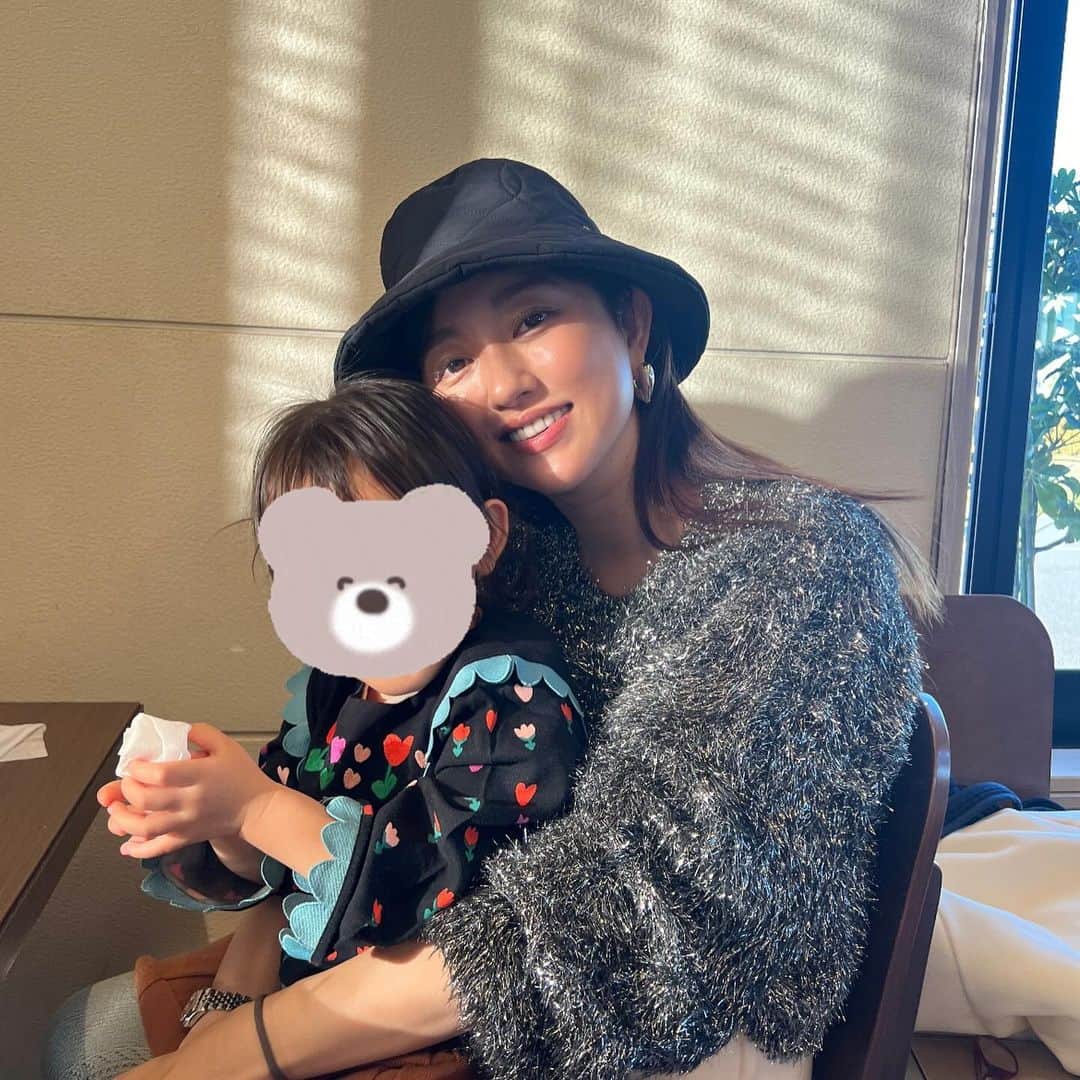 菊地亜美さんのインスタグラム写真 - (菊地亜美Instagram)「. 家族で木更津アウトレットへ🫶 アウトレット大好き夫婦なので、久しぶりに楽しかった😘笑  アウトレットって少し離れたところにあるから敷地も広いしベビーカーもすいすい、人が多くても混んでる感がない、子供も歩き回れる、フードコートがあるからその時に子供の気分で食べそうなものチョイスできる、おもちゃや遊ぶところもある、そして私たちもひたすら買い物できるので好き🤣🛍️  木更津アウトレット行く時は、近くの海鮮焼きでご飯食べるのが定番🦐🦪🐟」12月2日 19時11分 - amikikuchi0905