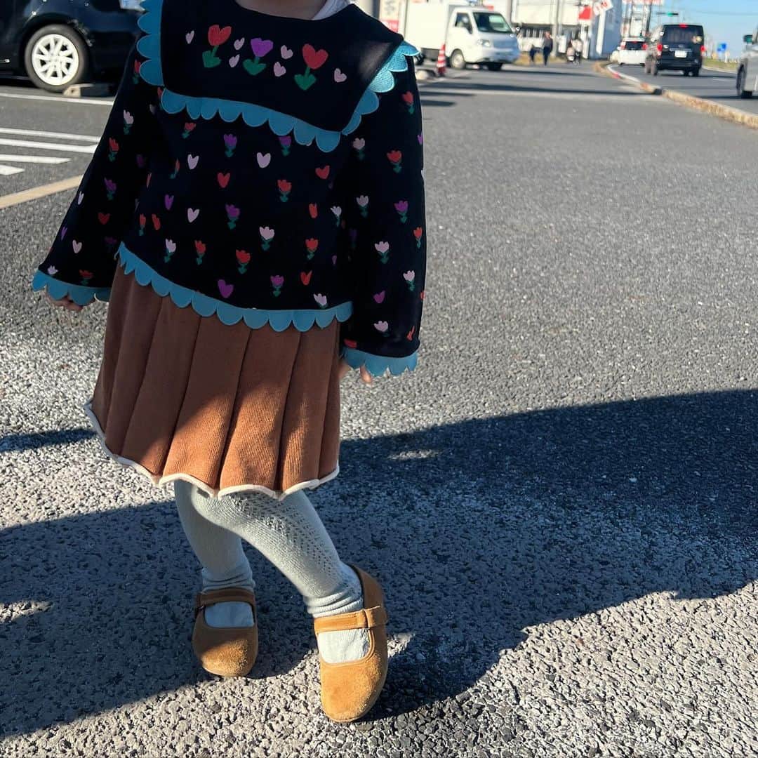 菊地亜美さんのインスタグラム写真 - (菊地亜美Instagram)「. 家族で木更津アウトレットへ🫶 アウトレット大好き夫婦なので、久しぶりに楽しかった😘笑  アウトレットって少し離れたところにあるから敷地も広いしベビーカーもすいすい、人が多くても混んでる感がない、子供も歩き回れる、フードコートがあるからその時に子供の気分で食べそうなものチョイスできる、おもちゃや遊ぶところもある、そして私たちもひたすら買い物できるので好き🤣🛍️  木更津アウトレット行く時は、近くの海鮮焼きでご飯食べるのが定番🦐🦪🐟」12月2日 19時11分 - amikikuchi0905