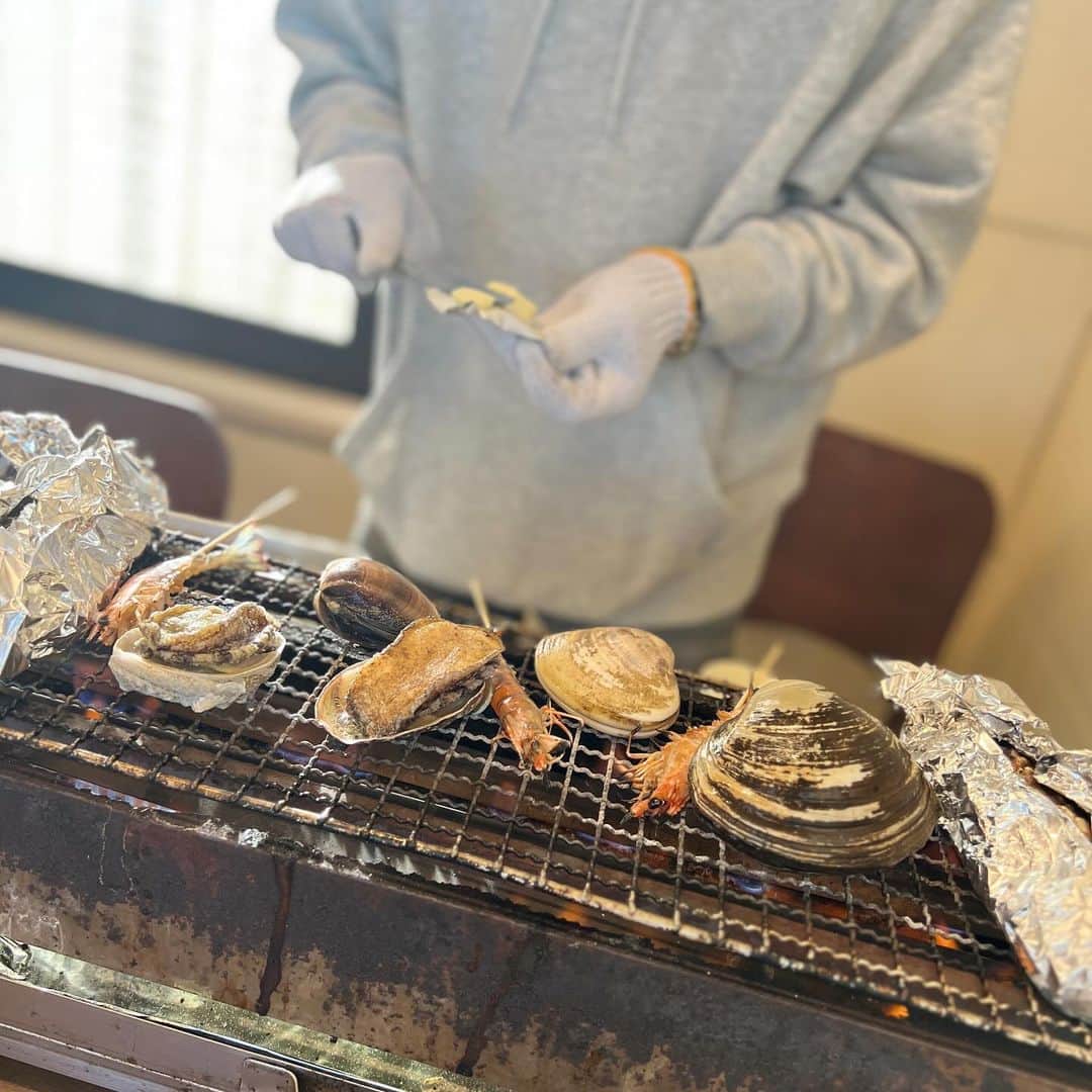 菊地亜美さんのインスタグラム写真 - (菊地亜美Instagram)「. 家族で木更津アウトレットへ🫶 アウトレット大好き夫婦なので、久しぶりに楽しかった😘笑  アウトレットって少し離れたところにあるから敷地も広いしベビーカーもすいすい、人が多くても混んでる感がない、子供も歩き回れる、フードコートがあるからその時に子供の気分で食べそうなものチョイスできる、おもちゃや遊ぶところもある、そして私たちもひたすら買い物できるので好き🤣🛍️  木更津アウトレット行く時は、近くの海鮮焼きでご飯食べるのが定番🦐🦪🐟」12月2日 19時11分 - amikikuchi0905