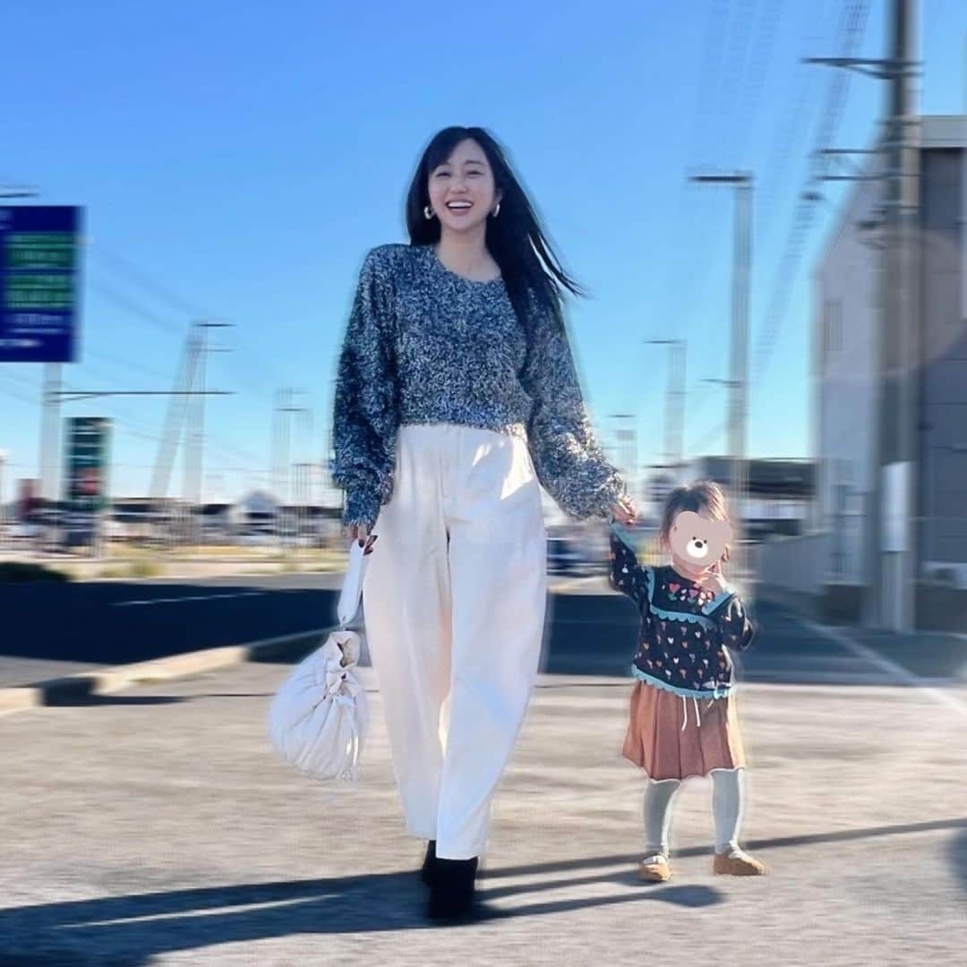 菊地亜美さんのインスタグラム写真 - (菊地亜美Instagram)「. 家族で木更津アウトレットへ🫶 アウトレット大好き夫婦なので、久しぶりに楽しかった😘笑  アウトレットって少し離れたところにあるから敷地も広いしベビーカーもすいすい、人が多くても混んでる感がない、子供も歩き回れる、フードコートがあるからその時に子供の気分で食べそうなものチョイスできる、おもちゃや遊ぶところもある、そして私たちもひたすら買い物できるので好き🤣🛍️  木更津アウトレット行く時は、近くの海鮮焼きでご飯食べるのが定番🦐🦪🐟」12月2日 19時11分 - amikikuchi0905