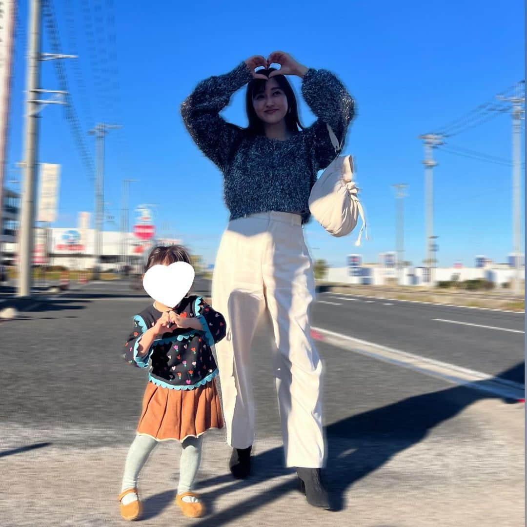 菊地亜美さんのインスタグラム写真 - (菊地亜美Instagram)「. 家族で木更津アウトレットへ🫶 アウトレット大好き夫婦なので、久しぶりに楽しかった😘笑  アウトレットって少し離れたところにあるから敷地も広いしベビーカーもすいすい、人が多くても混んでる感がない、子供も歩き回れる、フードコートがあるからその時に子供の気分で食べそうなものチョイスできる、おもちゃや遊ぶところもある、そして私たちもひたすら買い物できるので好き🤣🛍️  木更津アウトレット行く時は、近くの海鮮焼きでご飯食べるのが定番🦐🦪🐟」12月2日 19時11分 - amikikuchi0905