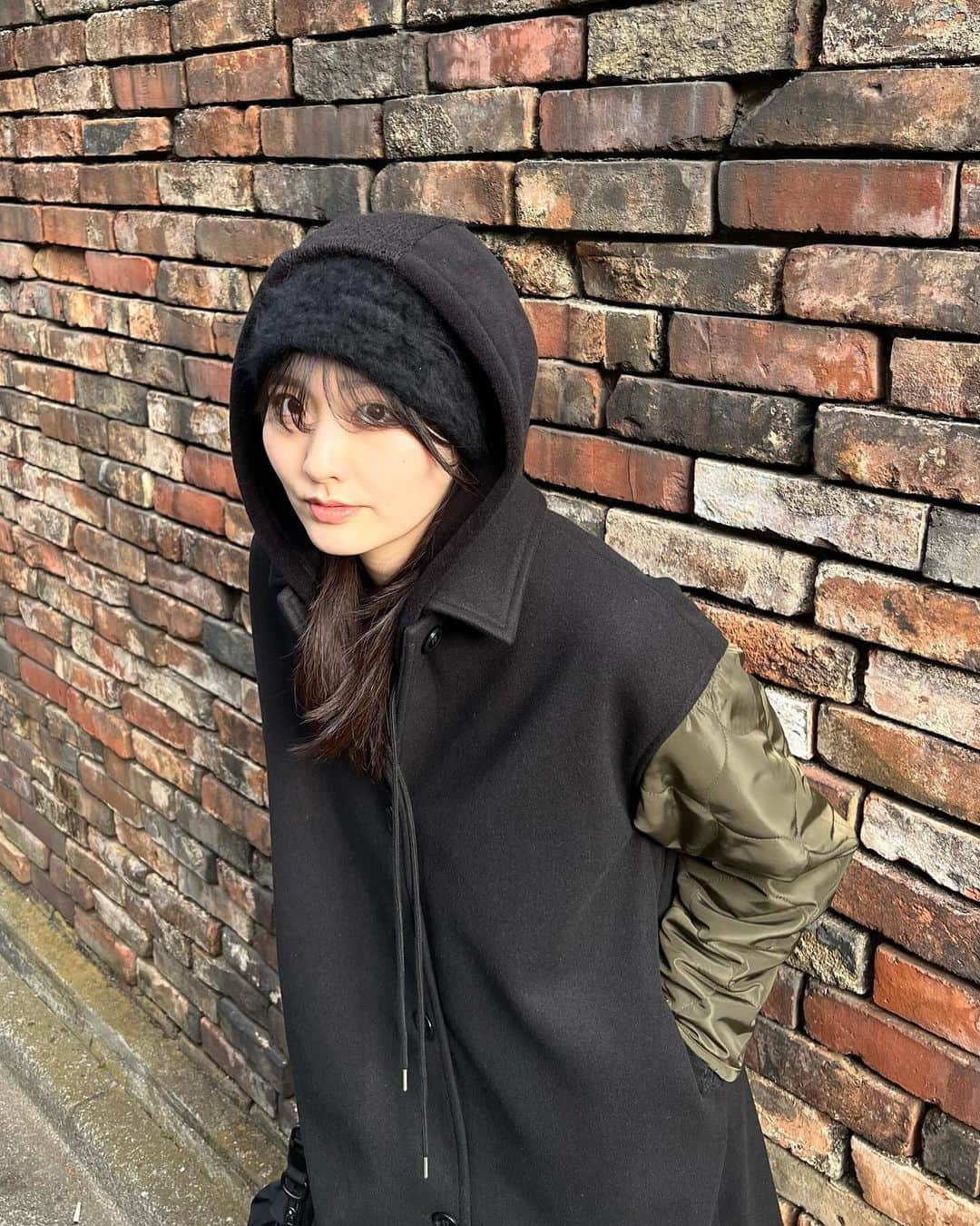 ちゃきのインスタグラム：「真冬のコートコーデ！ ⁡ ロング丈でも 深めのスリットデザインがあると 後ろ姿まで抜け感のある印象になれるから とてもうれしいポイント✊🏻 @nomine_jp ˊˎ˗ ⁡ ⁡ 袖部分は中綿入りで防寒性も◎ ほかの配色ももかわいいけど 私的には黒×カーキ推し〜！ ⁡ ⁡ #nomine #ノミネ #nomine_snap」