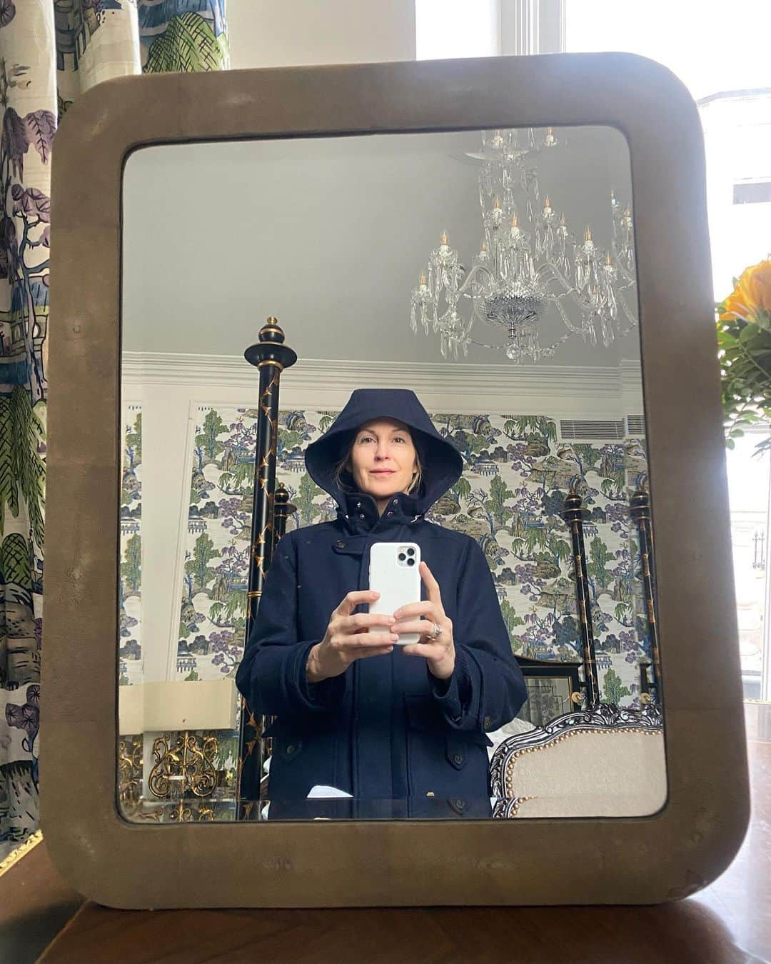 ケリー・ラザフォードのインスタグラム：「The cozy chic @hotelkensington 🕊️🤍」