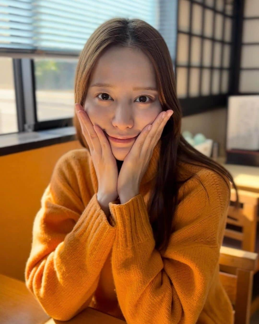 綱島恵里香のインスタグラム：「. . 今年もこの🍊ニットにお世話になります♡ お気に入りなんだぁ〜🎵」