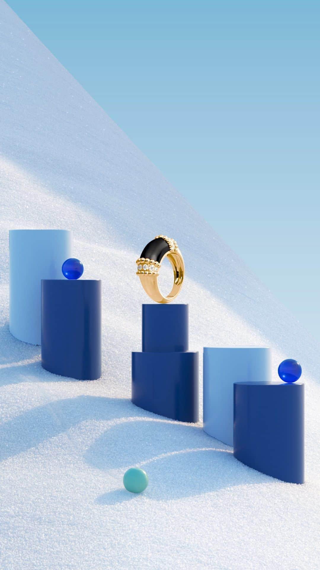 ヴァンクリーフ&アーペルのインスタグラム：「As the little beads make their way along the snowy mountains, discover the harmonious volumes of the Perlée creations.   Visual artist: @arthurhoffner   #VCAPerlee #DiamondBreeze #VanCleefArpels」