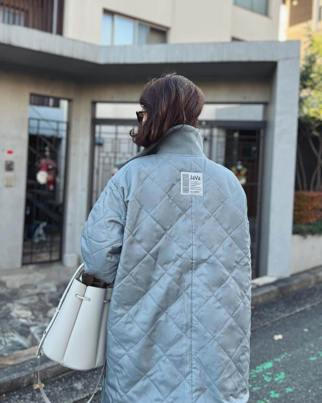 MAICOさんのインスタグラム写真 - (MAICOInstagram)「#outfit . . 裏表2WAYで着られるリバーシブルのコート。 軽くて暖かいから、お散歩🐶の時にも大活躍しています✨  グレイッシュブルーのカラーが大好きで即決でした🤭 身長169cmでMサイズを着ています！  Coat... @classicalelf_official  . . #クラシカルエルフ #classicalelf #エルフコーデ #java #ジャバ #ユニクロ #ザラ #zozo #zozotown #zozo購入品 #zozotown購入品 #ロングコート #リバーシブル #骨格ウェーブ #着回しコーデ」12月2日 19時21分 - maico0327