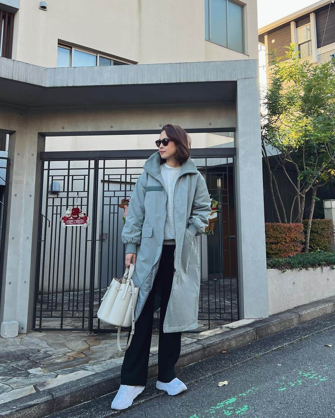 MAICOさんのインスタグラム写真 - (MAICOInstagram)「#outfit . . 裏表2WAYで着られるリバーシブルのコート。 軽くて暖かいから、お散歩🐶の時にも大活躍しています✨  グレイッシュブルーのカラーが大好きで即決でした🤭 身長169cmでMサイズを着ています！  Coat... @classicalelf_official  . . #クラシカルエルフ #classicalelf #エルフコーデ #java #ジャバ #ユニクロ #ザラ #zozo #zozotown #zozo購入品 #zozotown購入品 #ロングコート #リバーシブル #骨格ウェーブ #着回しコーデ」12月2日 19時21分 - maico0327