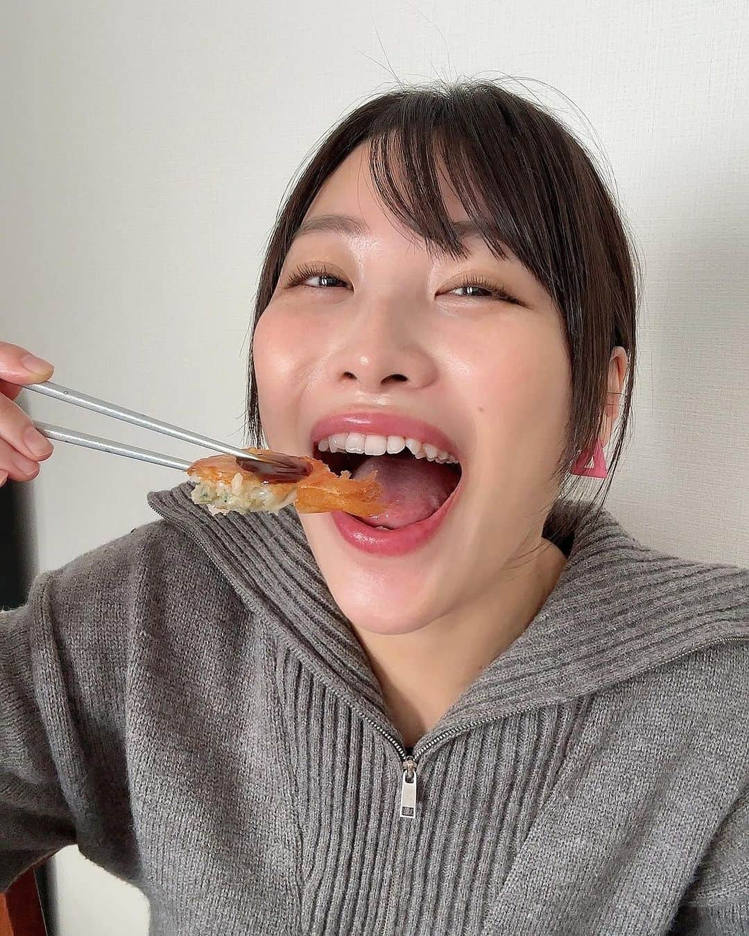 春原未来さんのインスタグラム写真 - (春原未来Instagram)「11月30日からMakuakeで先行販売された『ニコ味噌』 880円  八丁味噌と植物発酵エキスを配合したW発酵マルチ調味料✨️ 単品の八丁味噌は濃すぎるけど,75種の素材から抽出させたエキスを入れてるから食べやすくなってる🥹✨️  私はニコ味噌を手掛けた,にこにこ餃子に合わせて食べたよー！ 意外にサッパリと食べられる！  これからもいろんなお料理にニコ味噌を使ってみたいと思います！ 今夜はこれで鮭のちゃんちゃん焼きを作るꔛ🧡  5年かけて開発されたニコ味噌,Makuakeでサポーターになると少しお安く買えるからチェックしてみてね😊👍  PR @nikonikogyouza #にこにこ餃子 #餃子 #味噌ダレ #名古屋グルメ #ニコ味噌 #通販グルメ #餃子タレ #八丁味噌 #makuakeプロジェクト #サポーター募集 #春原未来 #自炊週間 #ルダハート は昨日の #花組公演 #カテコ #カーテンコール で知りました😆🌸 #相模女子大学グリーンホール #激情」12月2日 19時30分 - sunohara_miki