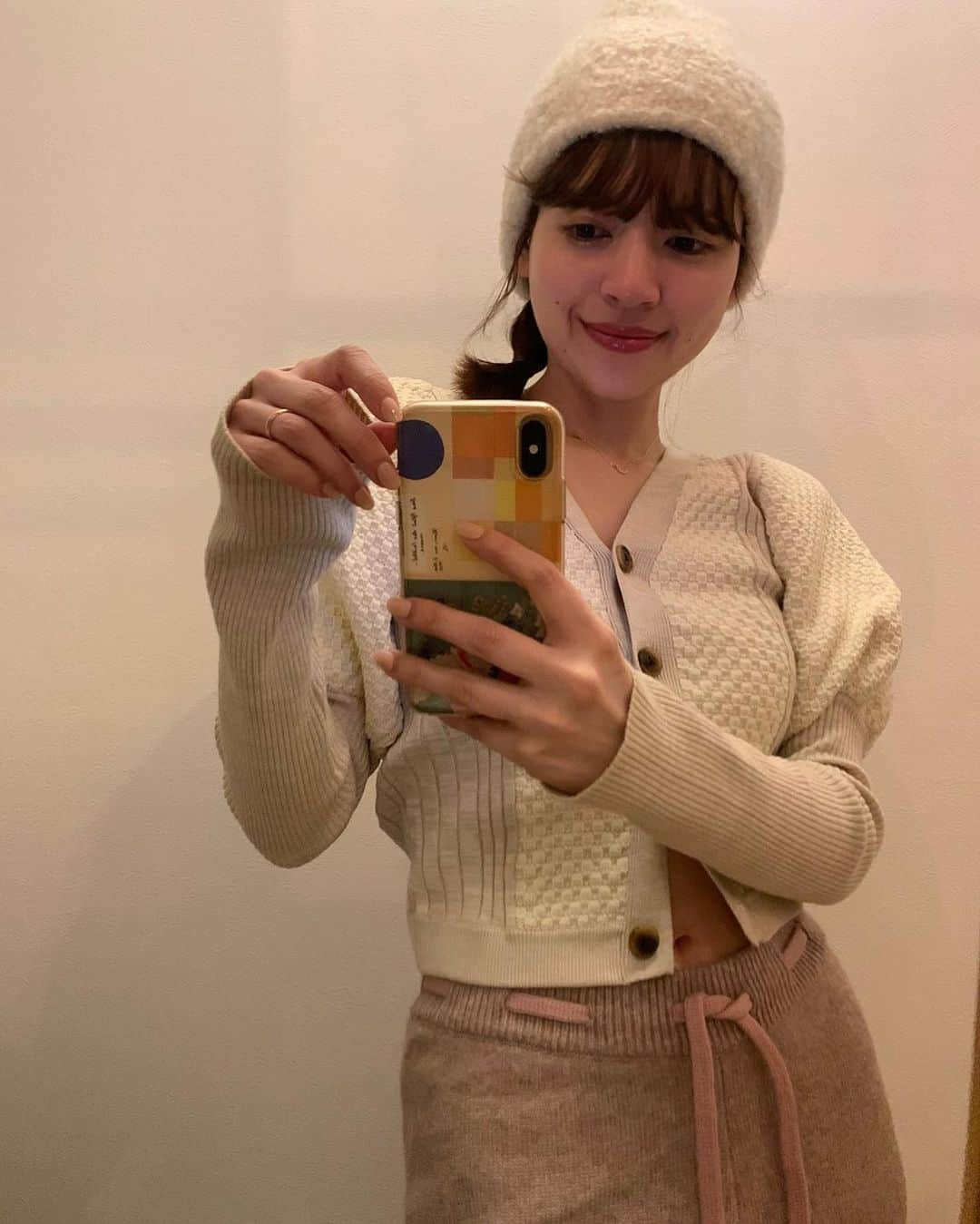 前坂美結さんのインスタグラム写真 - (前坂美結Instagram)「☃️🤎　  . 12月だし、お洋服も冬仕様。。 今日はクリスマスの飾り付けをしようと思ってたのに　 掃除ばっかり捗って部屋が綺麗になって終わった🎄🤎　 (毎年あるある) .  ニットパンツとニット帽は @__mooses 🩵 ほんとずっと、いーっつも可愛いブランド😮‍💨  この合わせ方したかったの〜 しかも着心地がとても良い…寝れる…🤲♡ これでもかって位着たら、次は部屋着にして、 穴が空くまで着るぞ😯🤎  トップスは2年前の @leinwande_official 🩵　 これもかなりのお気に入りっ  . #12月 #🎄　 #冬コーデ #🩵」12月2日 19時23分 - miyumaesaka