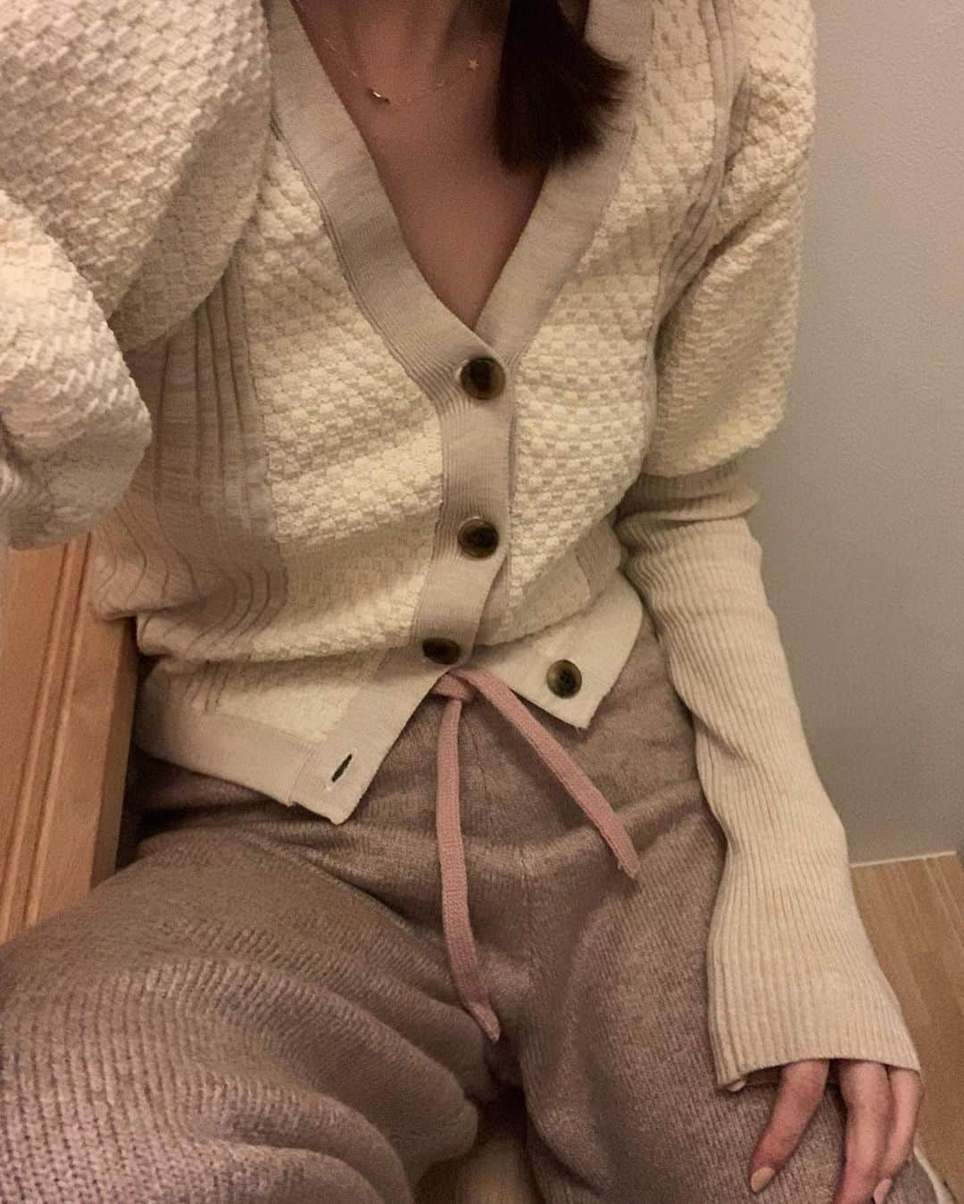 前坂美結さんのインスタグラム写真 - (前坂美結Instagram)「☃️🤎　  . 12月だし、お洋服も冬仕様。。 今日はクリスマスの飾り付けをしようと思ってたのに　 掃除ばっかり捗って部屋が綺麗になって終わった🎄🤎　 (毎年あるある) .  ニットパンツとニット帽は @__mooses 🩵 ほんとずっと、いーっつも可愛いブランド😮‍💨  この合わせ方したかったの〜 しかも着心地がとても良い…寝れる…🤲♡ これでもかって位着たら、次は部屋着にして、 穴が空くまで着るぞ😯🤎  トップスは2年前の @leinwande_official 🩵　 これもかなりのお気に入りっ  . #12月 #🎄　 #冬コーデ #🩵」12月2日 19時23分 - miyumaesaka