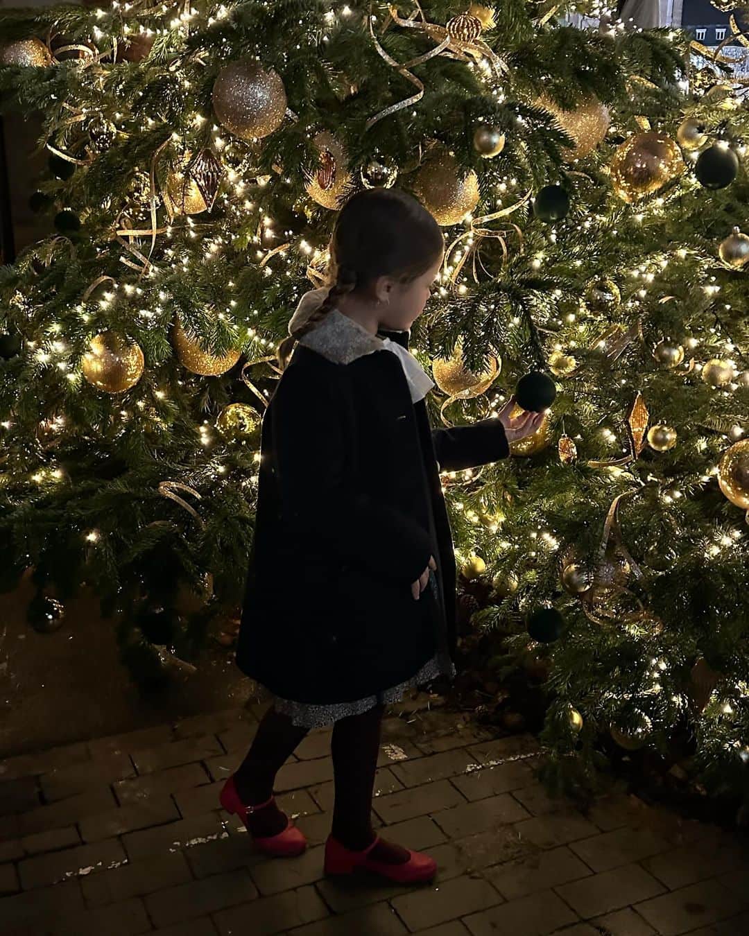 Mathilde Goehlerさんのインスタグラム写真 - (Mathilde GoehlerInstagram)「Christmas time in Paris with you ❤️」12月2日 19時24分 - mathildegoehler