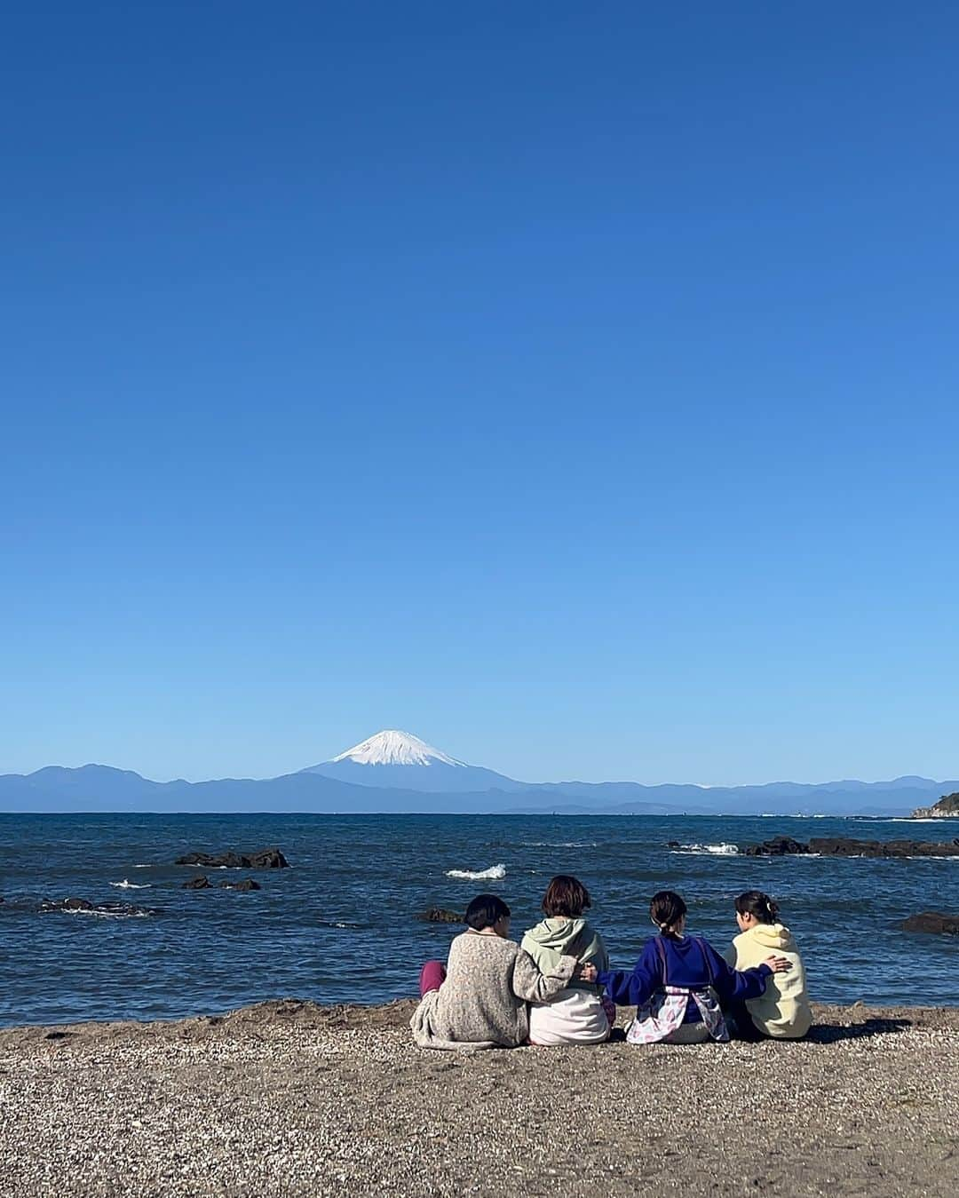 マイ・セカンド・アオハルのインスタグラム：「☁️🩵🌸  ❤︎･････････････････････････❤︎  第8話12月5日火曜よる10時  『マイ・セカンド・アオハル』  ❤︎･････････････････････････❤︎  第7話では印象深かったのではないでしょうか…？ ファミリ家女子4人のかわいい後ろ姿🥰  海を目の前に砂浜で、語り合うシーン🏖️ “アオハル"感じていただけましたか…？💭  そんな第7話もう一度ご覧になりたい方！ まだご覧になっていない方、是非週末に TVerで無料見逃し配信をしているので "追いハル"お願いします📣  U-NEXT Paraviコーナーでは全話配信中✔️  #マイハル  #広瀬アリス #伊原六花 #飯沼愛 #箭内夢菜」