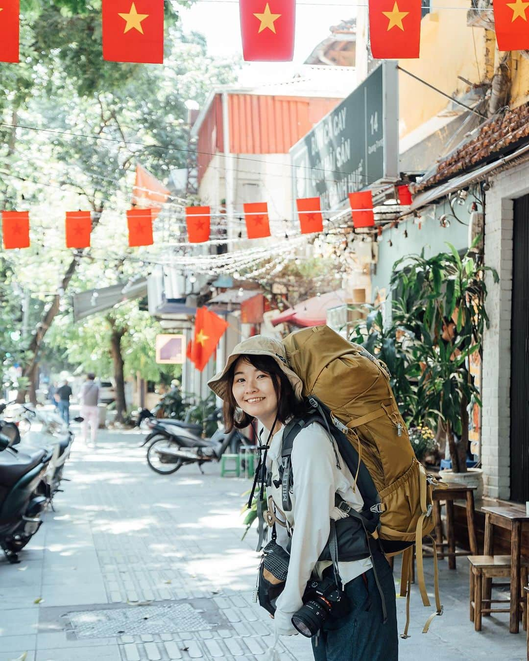 こんちゃんさんのインスタグラム写真 - (こんちゃんInstagram)「🇹🇭とったび・タイ編はじまりました🇹🇭 昨夜のYouTubeからふたり旅として初の東南アジア・タイ編がスタート！！…と思いきやまさかの事態になって予定外のベトナムスタートでした…🙄笑  ベトナム少ししかいれなかったけど、フォーやバインミーとても美味しくて物価も安いわ人は温かいわでまだまだ滞在したかった…。  最初の国にタイを選んだ理由はふたつあって、 まず、自分がはじめて海外一人旅した国だから。 中古のママチャリ🚲でバンコク→チェンマイまで900km漕いだ旅で本当にたくさんの人の優しさに触れさせてもらったからあーちゃんの東南アジア旅1カ国目もこの国なら安心しながらいい出会いにも恵まれそうだなと思った。 あと物価安いし飯もうまい！！！！！  もう一つは、この時期のタイでしか見れない絶景を見るため👀 これはもう！実は既に見てきたんだけどこの世の物とは思えないほどの景色が広がってて開いた口が塞がらなかった…！写真も動画も撮ったので楽しみにしててくだされ…！！  昨日からはじまったタイ編は、世界を旅したことある人はもちろん、海外行ったことない人にも分かりやすいように尚且つめっちゃ海外旅したくなるように丁寧に編集してるので、是非ぜひ見てやってくだされ！！ 海外に出たことなくて漠然とした心配や怖いイメージを少しでも減らせれたら嬉しいし、そんで僕たちの写真やYouTubeが誰かの旅するきっかけになれたらもっと嬉しいです🛫  写真はベトナム🇻🇳！また近いうちに帰ってくるよー！！ #とったび」12月2日 19時25分 - hiromasakondo