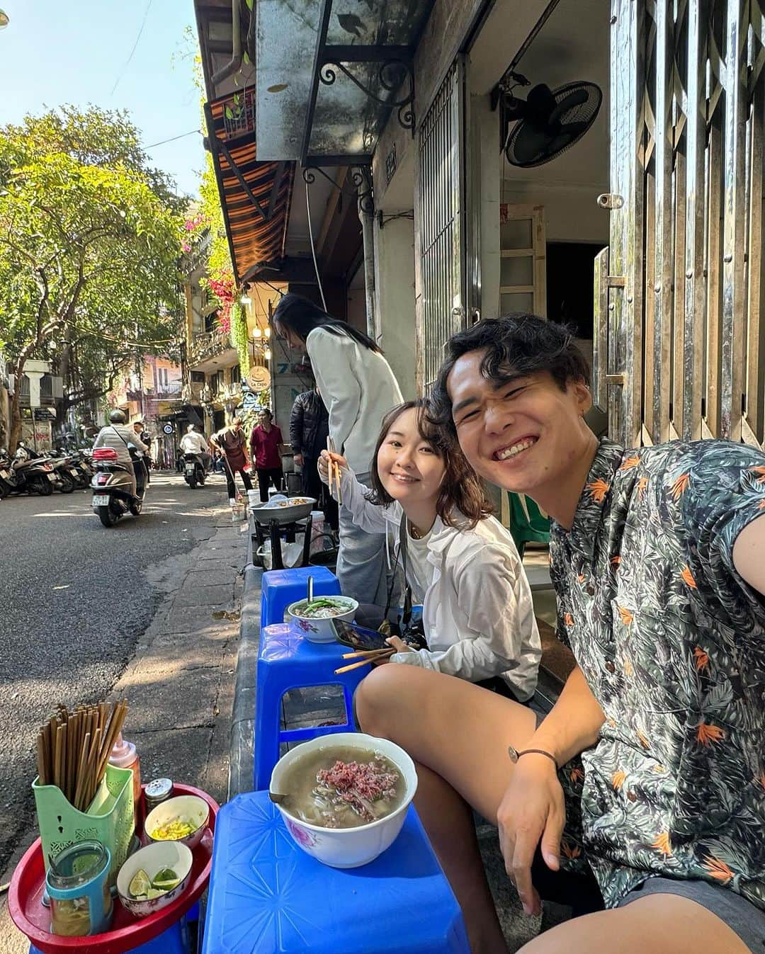 こんちゃんさんのインスタグラム写真 - (こんちゃんInstagram)「🇹🇭とったび・タイ編はじまりました🇹🇭 昨夜のYouTubeからふたり旅として初の東南アジア・タイ編がスタート！！…と思いきやまさかの事態になって予定外のベトナムスタートでした…🙄笑  ベトナム少ししかいれなかったけど、フォーやバインミーとても美味しくて物価も安いわ人は温かいわでまだまだ滞在したかった…。  最初の国にタイを選んだ理由はふたつあって、 まず、自分がはじめて海外一人旅した国だから。 中古のママチャリ🚲でバンコク→チェンマイまで900km漕いだ旅で本当にたくさんの人の優しさに触れさせてもらったからあーちゃんの東南アジア旅1カ国目もこの国なら安心しながらいい出会いにも恵まれそうだなと思った。 あと物価安いし飯もうまい！！！！！  もう一つは、この時期のタイでしか見れない絶景を見るため👀 これはもう！実は既に見てきたんだけどこの世の物とは思えないほどの景色が広がってて開いた口が塞がらなかった…！写真も動画も撮ったので楽しみにしててくだされ…！！  昨日からはじまったタイ編は、世界を旅したことある人はもちろん、海外行ったことない人にも分かりやすいように尚且つめっちゃ海外旅したくなるように丁寧に編集してるので、是非ぜひ見てやってくだされ！！ 海外に出たことなくて漠然とした心配や怖いイメージを少しでも減らせれたら嬉しいし、そんで僕たちの写真やYouTubeが誰かの旅するきっかけになれたらもっと嬉しいです🛫  写真はベトナム🇻🇳！また近いうちに帰ってくるよー！！ #とったび」12月2日 19時25分 - hiromasakondo