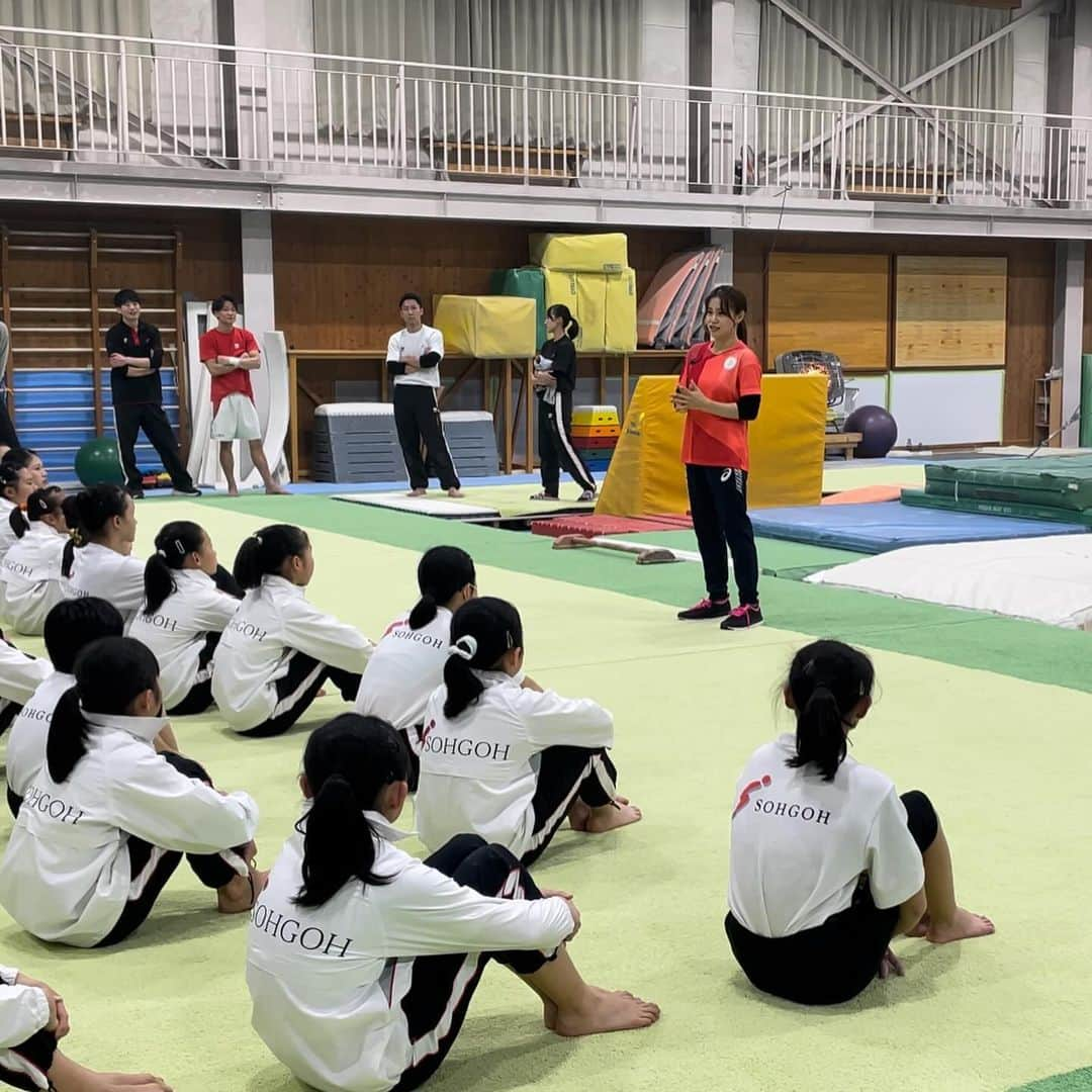 杉原愛子さんのインスタグラム写真 - (杉原愛子Instagram)「今日は相好体操クラブ女子選手合同合宿で特別講師をさせていただきました😊✨ ありがとうございました🙇‍♂️🙌  子供たちは目を輝かせながら楽しく練習に取り組んでいただき嬉しかったです😭💕  私にしか伝えられないことも伝えられたと思うので、参考にして取り組んで欲しいと思います🤸‍♂️😌  お互い頑張りましょう🫶🔥  #相好体操クラブ #特別講師 #講師 #杉原愛子 #加茂町スポーツセンター #体操 #楽しい #頑張るぞ」12月2日 19時26分 - aiko_sugihara