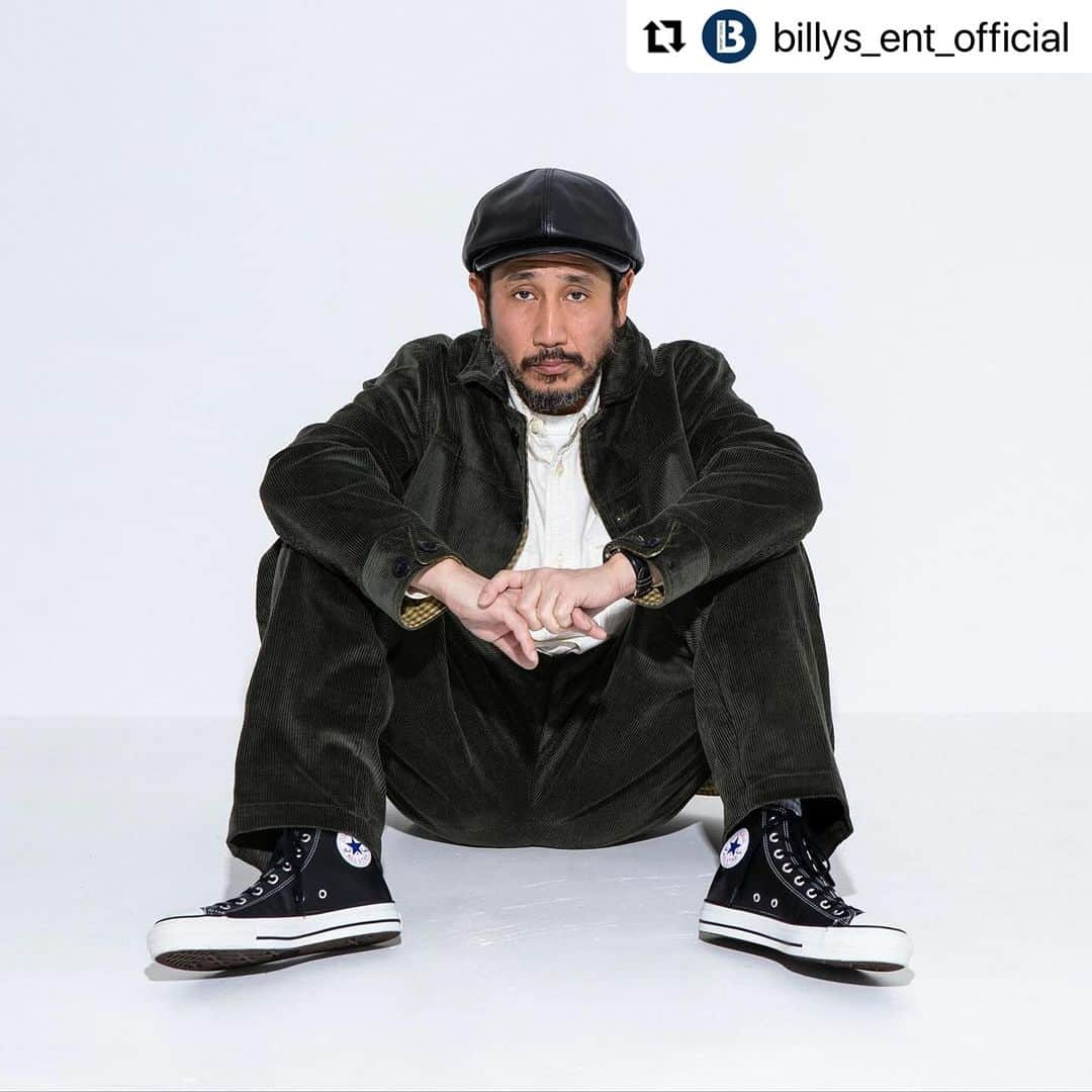 ちんかめのインスタグラム：「👟☆ 久々に清彦さん撮影 #渋川清彦 #mywork   #Repost @billys_ent_official with @use.repost ・・・ …  12.1 fri AM10:00 BILLY'S ONLINE Pre-ORDER START  @converse_jp | @billys_ent_official LEATHER ALL STAR J HI ¥26,400-  BILLY’SがCONVERSEに別注した日本製LEATHER ALL STARの第２弾。  今回は普段からCONVERSEを愛用している俳優の「渋川 清彦」さんに、「これぞCONVERSE！」な着こなしを披露して頂きました。  「Chingcame」でお馴染みのカメラマン「内藤 啓介」さんとのコンビで作るLEATHER ALL STARの履きこなし方は誰もが真似したくなるはず。  #converse #converseallstar #billys #billysent #billystokyo #ビリーズ」