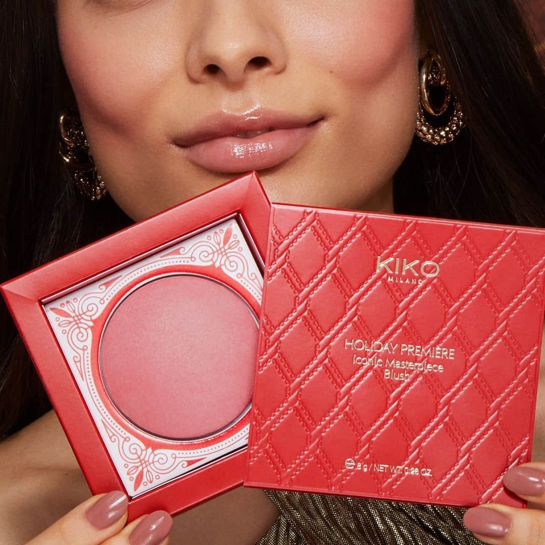 KIKO MILANOのインスタグラム：「Winter allure is all about flushed cheeks achieved effortlessly with our #KIKOHolidayPremiere Iconic Masterpiece Blush! 😍 Packaged inside an innovative removable case with a festive color palette and an embossed matelassé motif, it is set in white ceramic adorned with red details ❤️ A design inspired by the masterpieces of Italian artisans for a #giftidea deserving of a standing ovation! 🎁⁣ ⁣ Holiday Première Iconic Masterpiece Blush 02 - Glossy Lip Oil 01 - New Power Pro Nail Lacquer 26」