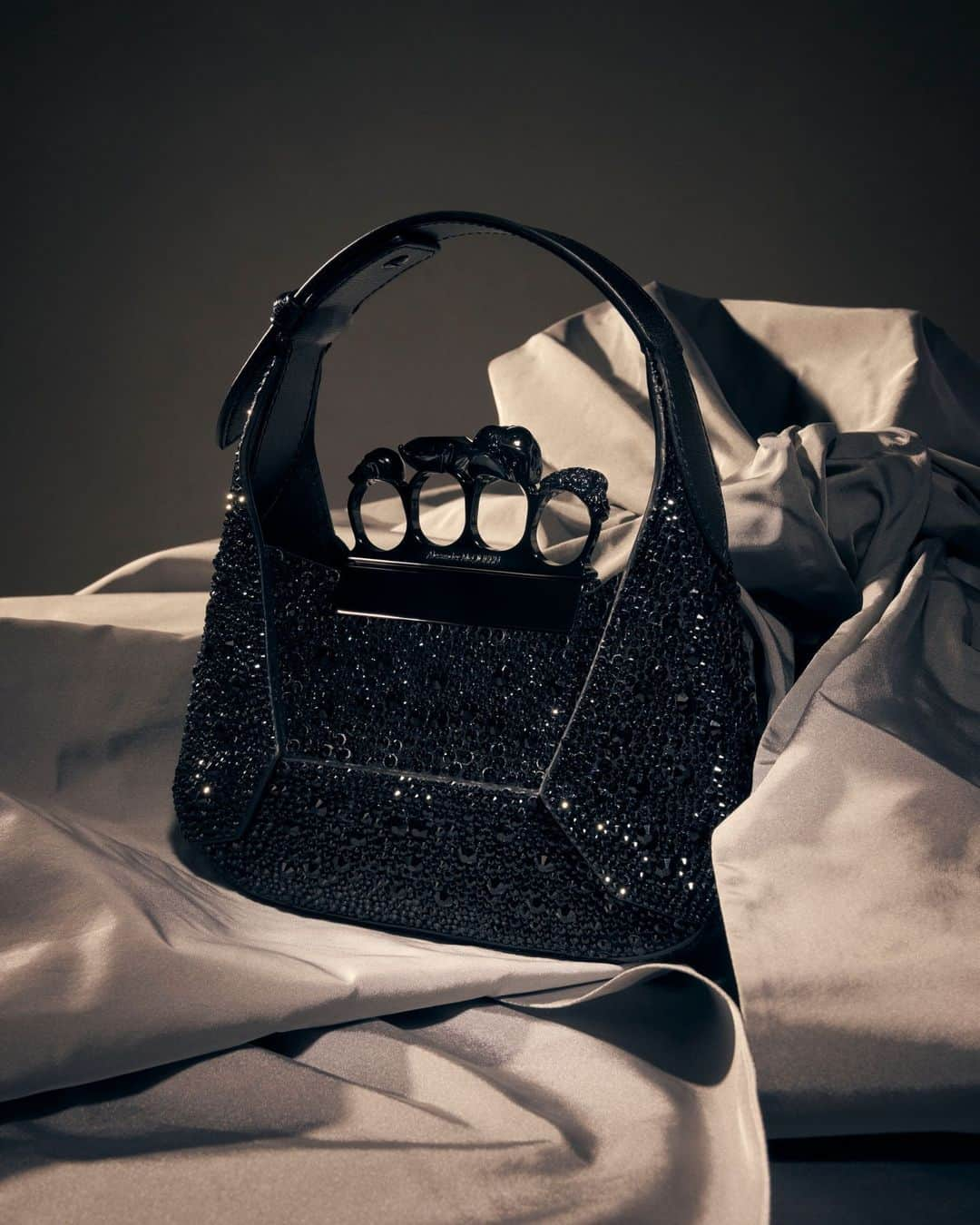 アレキサンダー・マックイーンのインスタグラム：「For the holiday season, the mini #McQueenHoboBag is adorned with black and silver crystal embellishment.⁣ ⁣ Discover #McQueenGifts via the link in bio.⁣ ⁣ Photographed by @maximepoiblanc」