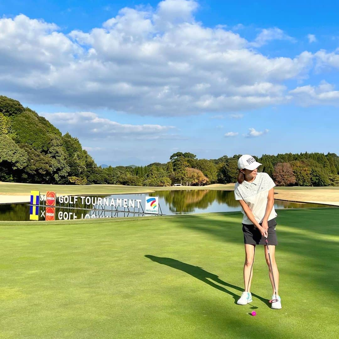 青山恭子のインスタグラム：「. 恒例の…「宮崎ゴルフ合宿」 . 今回は長めの8日間⛳️ . 1日目・宮崎空港ゴルフセンターで久々の練習300球 2日目・青島ゴルフ倶楽部 3日目・鹿児島高牧カントリークラブ 4日目・愛和宮崎ゴルフクラブ 5日目・宮崎国際空港カントリークラブ 6日目・宮崎カントリークラブでリコーカップ3Rを観戦 7日目・宮崎カントリークラブでリコーカップ4R最終戦を観戦 8日目・東京に戻り、東急あざみ野ゴルフガーデンで軽く確認 . というアホみたいなスケジュールで、人生初✨8日間ゴルフシューズを履き続けました👟 . さすがにめっちゃ疲れたけど 8日間ともめっちゃゴルフ日和の晴天で めっちゃくちゃ楽しかったぁ〜😎 . . . #宮崎ゴルフ合宿 #青島ゴルフ倶楽部 #鹿児島高牧カントリークラブ #愛和宮崎ゴルフクラブ #宮崎国際空港カントリークラブ #宮崎はゴルフ天国 #宮崎はご飯が美味しい #宮崎大好き #ありがとう宮崎」