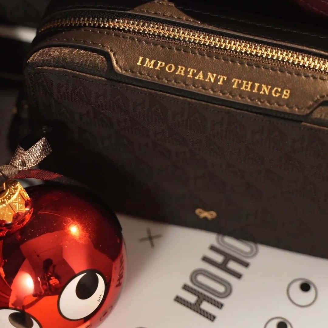 アニヤハインドマーチのインスタグラム：「What better gift than starting 2024 in organised style? Born out of Anya’s passion for labelling and love for organisation, these Labelled pieces are each crafted for a specific purpose. #AnyaHindmarch」