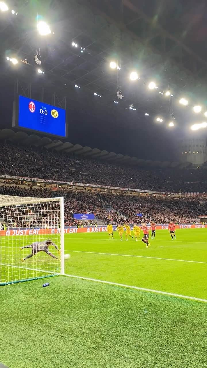 ボルシア・ドルトムントのインスタグラム：「🧤 Huge save by @gregorkobel. 😮‍💨 #UCL」