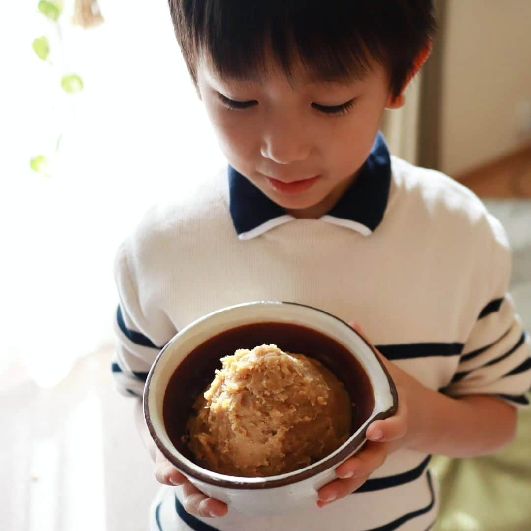 本仮屋リイナさんのインスタグラム写真 - (本仮屋リイナInstagram)「普通のお味噌は10ヶ月も待つのに、白味噌はあっという間に6時間待ったら出来ちゃうのがうれしい！🥺⁡✨ ⁡ ⁡⁡ということで、昨日の @amritara_official さんと @marukawamiso さんのコラボセミナーの白味噌が、無事完成しました🎊⁡ ⁡⁡ 長男は「甘酒みたいな甘みがあって、とっても美味しい！」と気にいってくれました🙆 ⁡⁡⁡ そして、セミナーでいただいた柚子風味の甘酒白味噌アイスが感動的な美味しさで、ぜったい子供たちにも食べさせたい！と思い、白味噌が出来上がってすぐに作りました🫶⁡🍨 ⁡⁡ ⁡アムリターラの美養甘酒と、玄米黒酢、りんごすりおろし、柚の皮、そして白味噌✨をまぜまぜして、凍らせるだけ✨⁡ ⁡⁡ 簡単なのに美味しくて健康で、すごくうれしい🥹⁡⁡リピート確定🐰 ⁡⁡ありがとうございます💐⁡ ⁡ ⁡次はこの白味噌で、お雑煮を作るのが楽しみ〜🧚‍♂️🧚‍♀️⁡ ⁡⁡ #白味噌仕上がリイナ🙌⁡ ⁡⁡ ⁡余談ですが、最近長男はオシャレに目覚めたのか、ニットから襟をのぞかせるのがマイブームだそうです🥹」12月2日 19時36分 - riina_motokariya