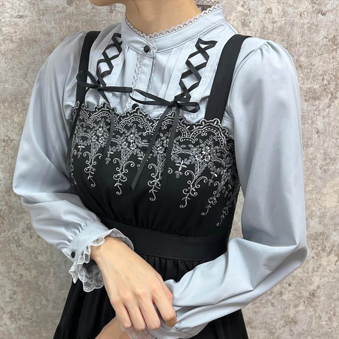 axes_femme_POETIQUE_officialさんのインスタグラム写真 - (axes_femme_POETIQUE_officialInstagram)「New arrival . 華やかな刺繍で上品ガーリーワンピース♡ ニットやブラウスで色々なコーデを楽しめます♪ ⁡ レースアップデザインブラウスと合わせたコーデがおすすめです✨ ⁡ ⁡ ✿ スカラップ刺繍キャミワンピース price:¥8,250 ✿ レースアップデザインブラウス price:¥5,500 . . . ⁡ #thanksfes  #感謝祭  #axesfemmeでつながろう  #axesfemme  #axesfemmepoetique  #axesfemmekawaii   #axesx  #poetique #ポエティック#ノベルティ  #おすすめ #オススメ #ポシェット #リボンスカーフ #ノベルティ #ワンピース #ブラウス #new」12月2日 20時00分 - axes_femme_poetique_official