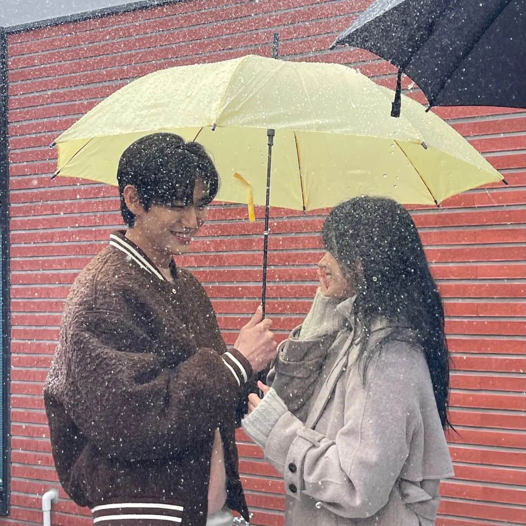 ソン・ヒョヌのインスタグラム：「정인 - 조금만 더 너를 MV 유튜브에서 보실 수 있어요😄☔️」