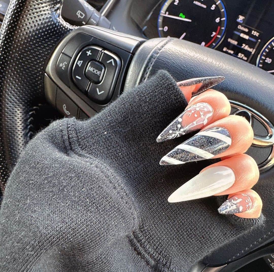 あちゅのインスタグラム：「武器🖤  #nails #christmasnails #winternails #blacknails #フレンチネイル #ロングスカルプ #whitenails #結晶ネイル」