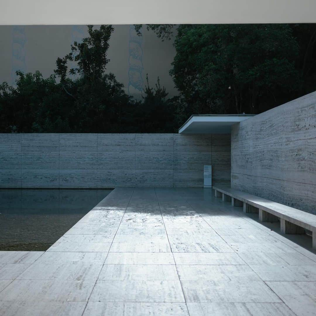 市川渚さんのインスタグラム写真 - (市川渚Instagram)「. . Barcelona Pavilion by Mies van der Rohe  これを美しいと言わずに何を美しいと言うのか。言葉を失う美しさでした。  If this isn't called beautiful, what is? It was a beauty that left me speechless.」12月2日 19時44分 - nagiko