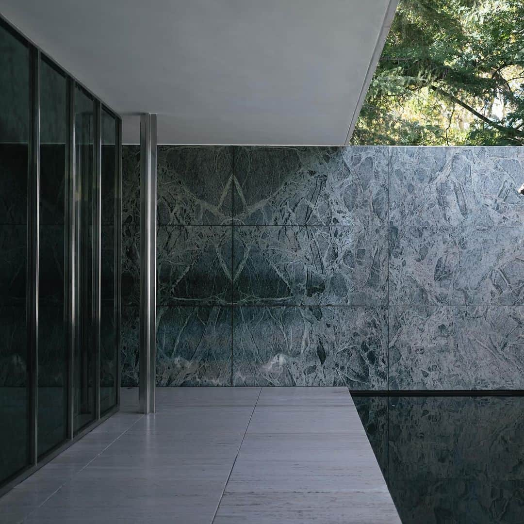 市川渚さんのインスタグラム写真 - (市川渚Instagram)「. . Barcelona Pavilion by Mies van der Rohe  これを美しいと言わずに何を美しいと言うのか。言葉を失う美しさでした。  If this isn't called beautiful, what is? It was a beauty that left me speechless.」12月2日 19時44分 - nagiko