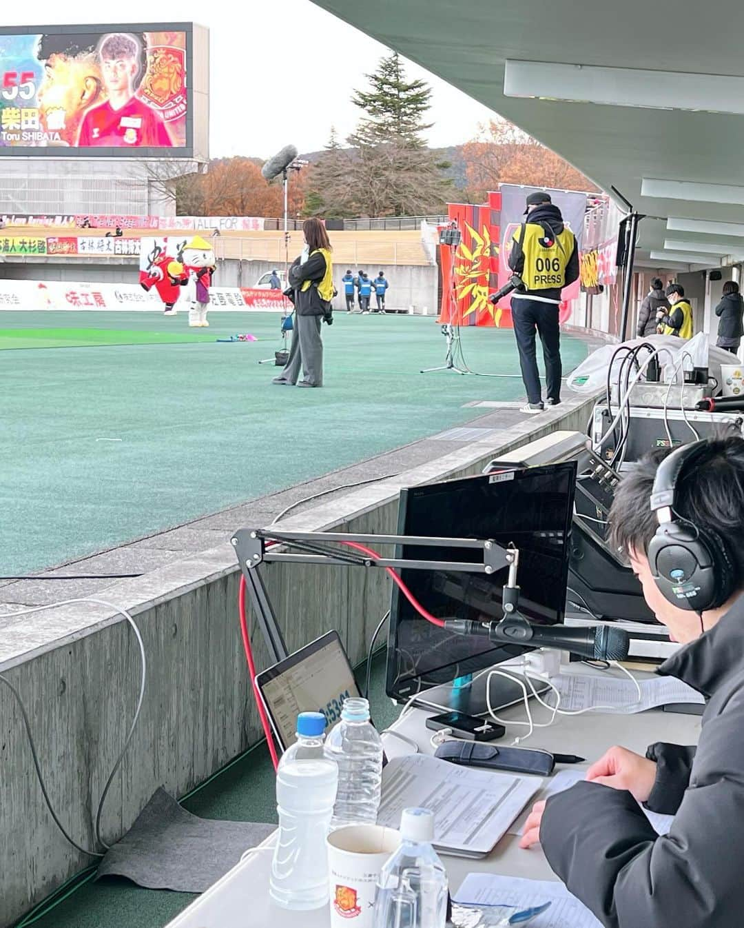 三村ロンドさんのインスタグラム写真 - (三村ロンドInstagram)「国立も盛り上がってましたが、僕はコチラに来ました。  後輩ナレーター東恭平が今季途中からスタジアムDJを担当しました。 福島ユナイテッドを愛する皆さんありがとうございました😊  福島にはコバショー、樋口、トオル、タク、コーチのサネ。そして琉球には隆之介と昇が。 みんなお疲れ様でした。会えて良かった。  #福島ユナイテッド #fcryukyu  #bellmare」12月2日 19時45分 - rondomimura