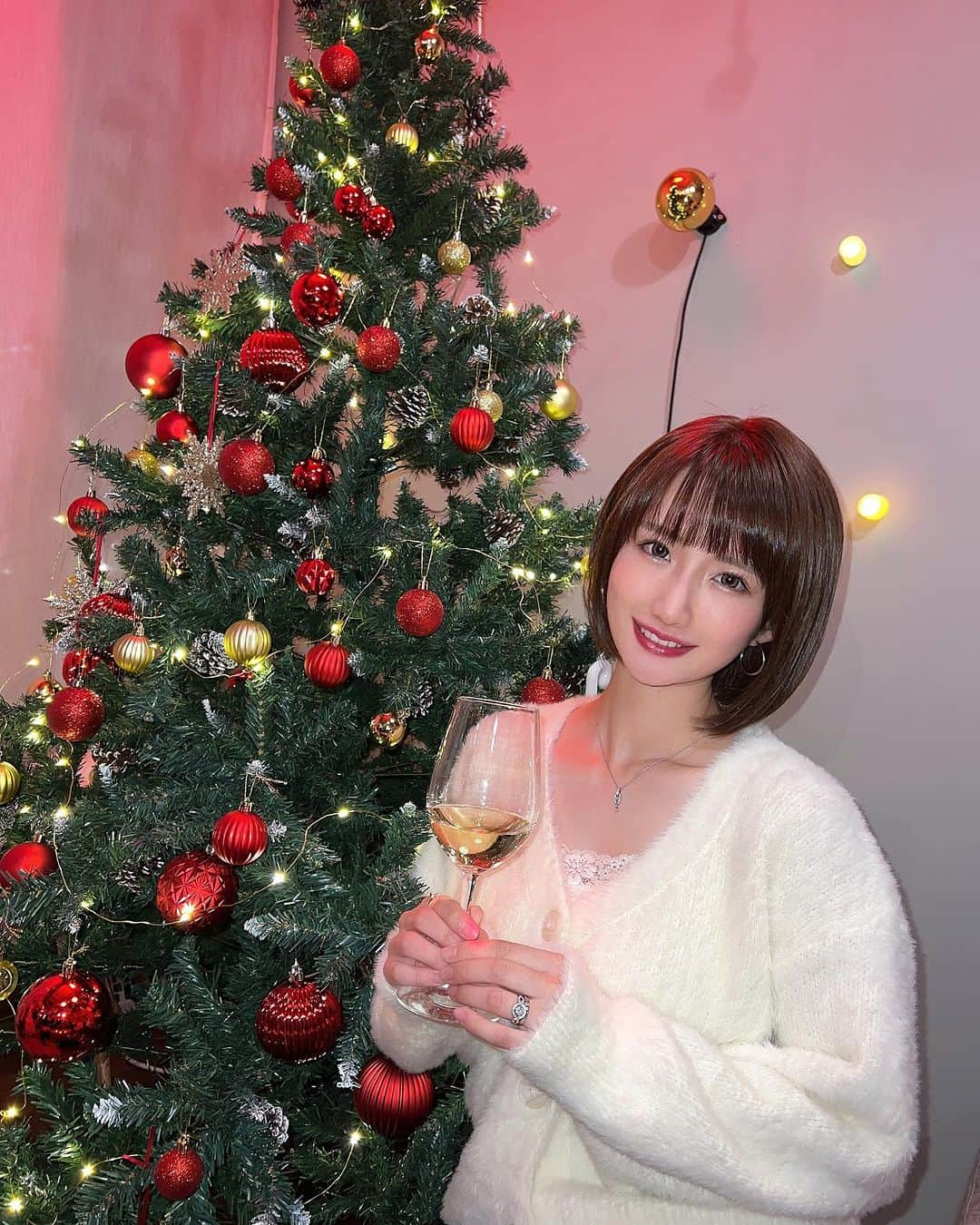 菊田真衣子のインスタグラム：「・ My Little Box × Canadian Food  クリスマスイベントへ🎄🌟 (@my_little_box_japan )  会場がクリスマス一色で めちゃくちゃ可愛かった🎄  一足お先にカナダとフランスのクリスマスを 両方楽しむ事が出来ました！！ ロブスターが美味しかった〜🦞💖  ----------  クリスマスイベントに行く前に 主人にへアメンテナンスしてもらったよ！  オージュアのトリートメントしてもらって 艶々サラサラ〜！！🌟 いつもありがとう👨🏻💖 (@yuma0629 )  #MyLittlebox#マイリトルボックス #クリスマス#クリスマスイベント#年子育児 #年子姉弟#年子ママ#年子ベビー#コーデ　　 #二児の母#ワンピースコーデ#ママコーデ #二児のママ#ママファッション#真衣子ーデ #ヘア#ヘアメンテナンス#ヘアケア#カット#ボブ　 #ボブヘア#ショート#原宿#原宿サロン#サロン」