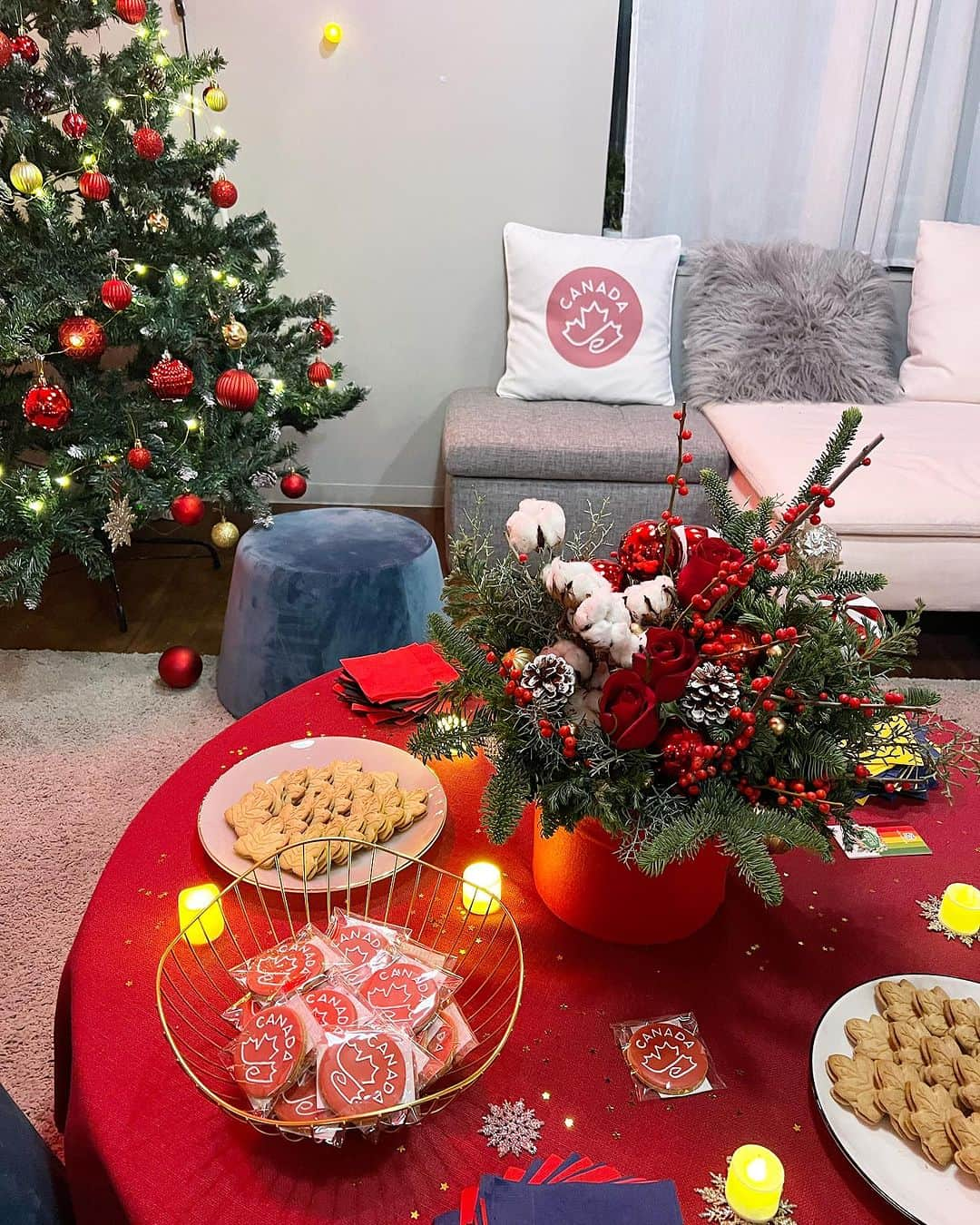 菊田真衣子さんのインスタグラム写真 - (菊田真衣子Instagram)「・ My Little Box × Canadian Food  クリスマスイベントへ🎄🌟 (@my_little_box_japan )  会場がクリスマス一色で めちゃくちゃ可愛かった🎄  一足お先にカナダとフランスのクリスマスを 両方楽しむ事が出来ました！！ ロブスターが美味しかった〜🦞💖  ----------  クリスマスイベントに行く前に 主人にへアメンテナンスしてもらったよ！  オージュアのトリートメントしてもらって 艶々サラサラ〜！！🌟 いつもありがとう👨🏻💖 (@yuma0629 )  #MyLittlebox#マイリトルボックス #クリスマス#クリスマスイベント#年子育児 #年子姉弟#年子ママ#年子ベビー#コーデ　　 #二児の母#ワンピースコーデ#ママコーデ #二児のママ#ママファッション#真衣子ーデ #ヘア#ヘアメンテナンス#ヘアケア#カット#ボブ　 #ボブヘア#ショート#原宿#原宿サロン#サロン」12月2日 19時46分 - maimaiko29