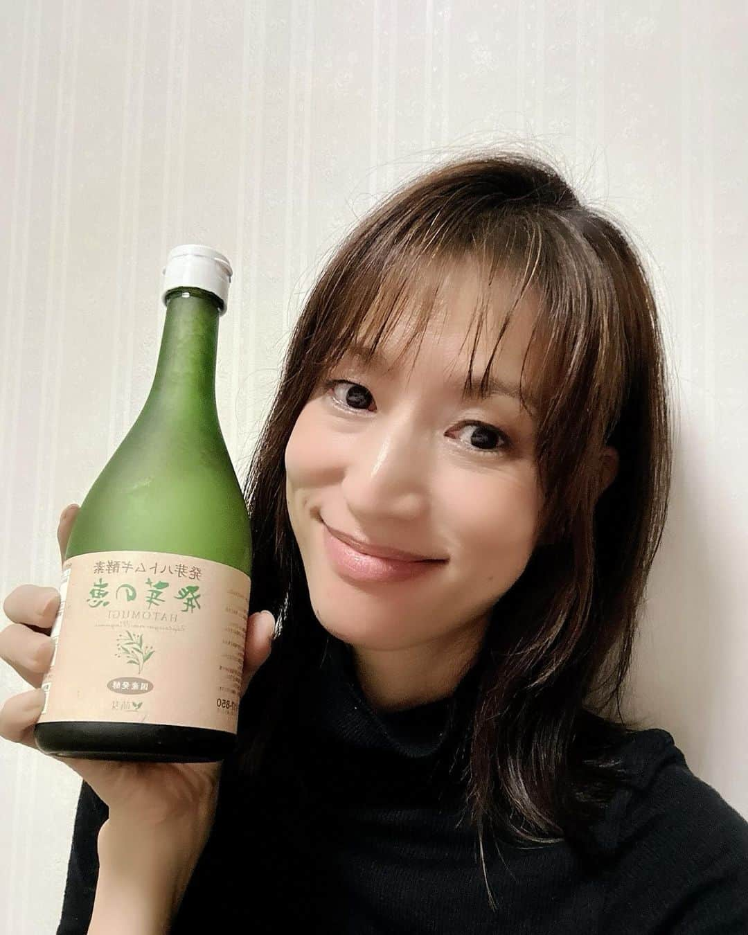 佐藤弥生のインスタグラム：「☀️毎日酵素 手作り酵素ジュースを作りもう10年位経ちます😊 夏は梅酵素、冬は柚子🍊夏みかん酵素と、春夏秋冬色々作っています♪ まぁ、正直美味しくない味もありました...🤣 そして、市販の酵素ジュースというと 青臭い！ 添加物が多い！ 甘過ぎる！ 美味しくしようとしている味が嫌！ 値段が高い！ と、気になる事が沢山あり 忙しくても、自分で作った方が好きな味に出来るし安心だなぁ😊✨と 手作りしております！ ☀️先日、「発芽の恵」をいただきました！ 🙄 とりあえず、で飲んでみたところ 🤭美味しい〜 ぶどうジュースみたいな味がします♪ 国産産発芽ハトムギ大麦、玄米を使用 滋養豊富な植物エキスが多数入っており、日本人にあった和食薬膳の理論でバランス良く配合！ 自家製では出来ない ホットで飲んだり、高温の料理にも使えると、利点も良いです✨ まぁ、私的には何より美味しいのが嬉しい😃 朝のヨーグルト、腸活クッキー、肉じゃがにも使って美味しく食べています♪ 手作りが1番ですが、たまには市販の物にも頼っても良いかな〜 52種の発酵菌から生み出された酵素の力で、腸から健康な体づくりをサポートする飲料 ＠hatsuganomegumi 🙋‍♀️来年は手作り酵素ドリンクのお料理教室も開催します！ 是非、ご参加下さいね♪ 毎日の栄養サポート、腸活には酵素ドリンクがオススメ✨ #発芽の恵#PR#酵素飲料#酵素ドリンク#酵素ジュース#手作り酵素シロップ#お料理教室 #手作り酵素料理教室#腸活」