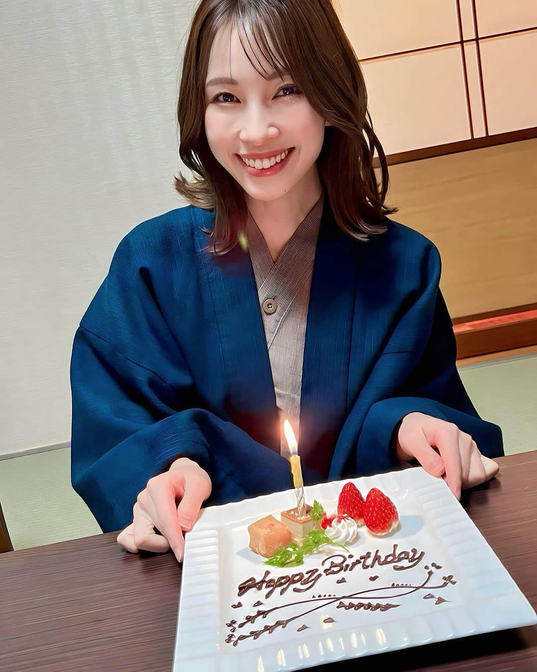 藤原望未のインスタグラム：「11月30日で28歳になりました🎂  お祝いメッセージくださった方、本当にありがとうございます🥰  千葉の犬吠埼へ行っていたので、けんちゃんがお祝いをしてくれた❤︎ありがとう☺️ @sugizakikenya   こういうプレートって何歳になっても、何回経験してもすーっごく嬉しい🥰！  そして27歳→28歳ってなんか急に大人になった感じがするのは私だけでしょうか😳  もう甘えてられないし、やりたいことを実現するためにもっともっとスピードアップしなきゃなと改めて思えた日😊🔥  28歳の藤原望未も、皆さんどうぞよろしくお願いいたします🙇‍♂️‎🤍 . . 写真は、 ・初めて体験したろくろの陶芸 土に触れて自分の好きなように形作る作業が本当に楽しくて、集中して物を作るのはやっぱり大好きだなと感じた🥰 焼き上がったら載せるから見てね！  ・ドライブ中にたまたまみつけた「犬岩」 犬岩ってなんだー？って言いながら向かい、見えた瞬間2人で「犬だ！」ってなった😂風が強すぎて寒かったけど夕日とジャストタイムでした🫶  ・その帰りに寄ったお洒落すぎるカフェ 屋外のテラス席もあって、外にはワンチャン3匹とヤギさん！風車があったり、室内も沢山のかわいい置物でめちゃくちゃ可愛いカフェだった🥰 窓からは綺麗な景色が一望できるのでおすすめ💋温かいココアを飲みました🤎   #誕生日プレート  #誕生日  #誕生日ディナー  #犬吠埼  #銚子  #銚子グルメ  #銚子カフェ  #千葉カフェ  #夫婦  #夫婦旅行  #千葉観光」