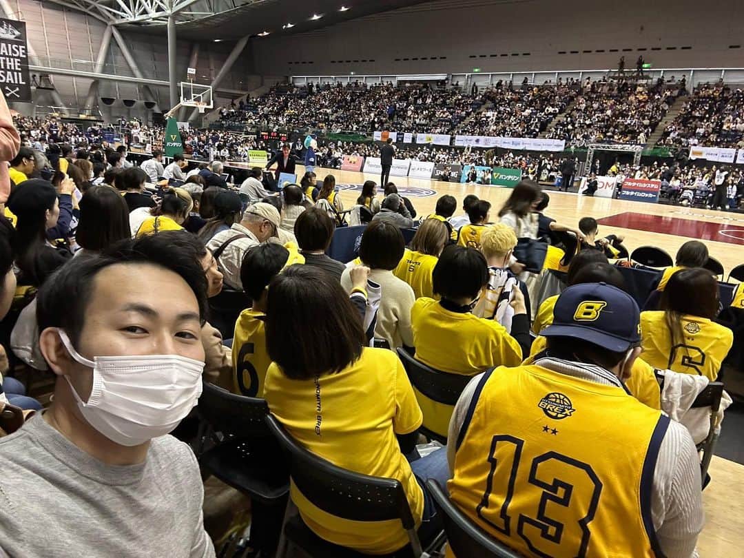 福岡堅樹のインスタグラム：「比江島選手のご招待で初めてのBリーグ観戦に行ってきました！宇都宮ブレックスも快勝、比江島選手のDFやステップも光ってました✨ そして田臥選手のプレーも見られて感動☺️ またぜひ観に行きたいなと思います！」