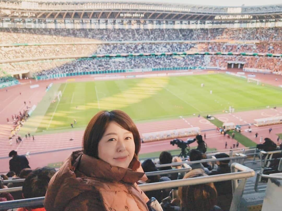 堀内敬子のインスタグラム：「友達から⚽️  当たったサッカーの試合のチケットを譲り受け。 息子と観戦！  なんと、J1 昇格プレーオフ　決勝！  すごい試合でした。  バスケ部でしたが、スポーツ観戦は大好き💕  息子は途中で飽きたのか、私を撮影。  アーティスティックな写真😅  １６年ぶりにJ１昇格⚽️  おめでとうございました👏  素晴らしい試合でした。  #サッカー観戦」