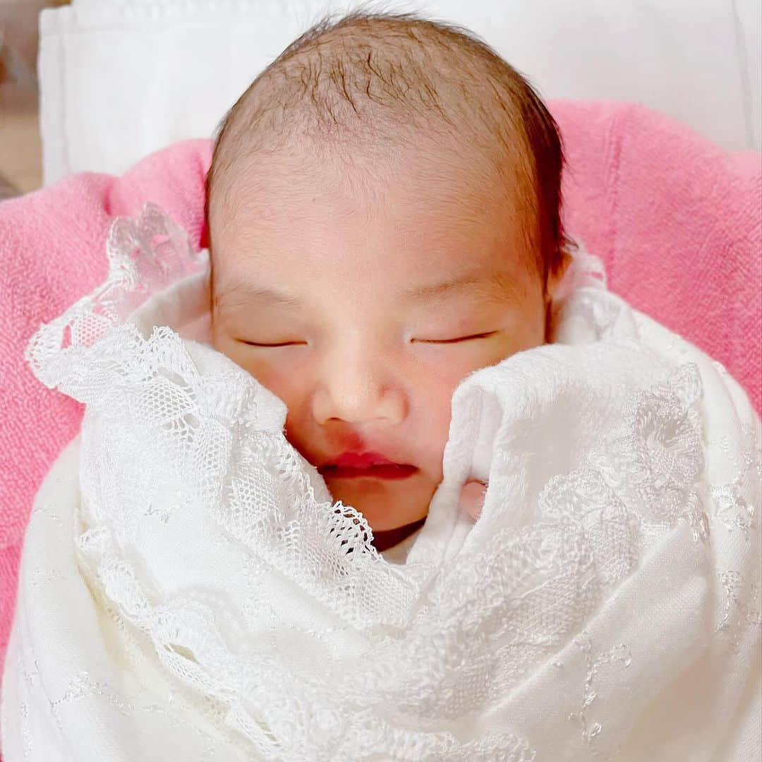 岩崎弘志さんのインスタグラム写真 - (岩崎弘志Instagram)「. “産んだもしたーん”👶✨  妻が頑張ってくれたおかげで ビックリするほど安産でした☺️👏🏻  ようこそ我が家へ🏡!!  #第二子 #第二子出産 #家族が増えました #鹿児島 #鹿児島育児 #鹿児島子育て #2児の父 #パパスタグラム #出産 #kagoshima」12月2日 19時57分 - iwasakikoji0326