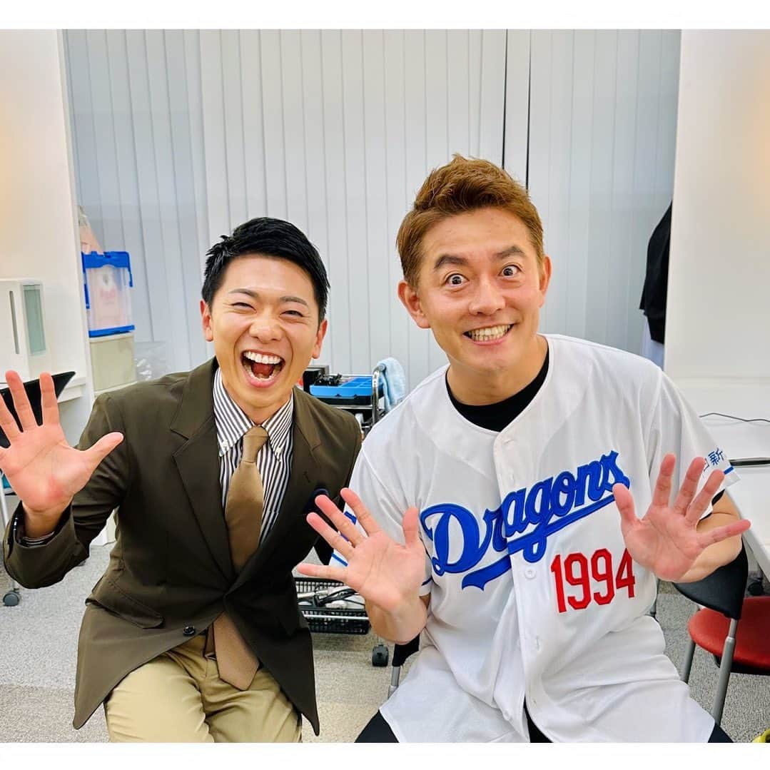 上坂嵩のインスタグラム：「井戸田さん！ . 先日メイクルームで #井戸田潤 さんに遭遇！ 「お！キャスターじゃん！」と イジっていただけて嬉しかったです😂笑 . 朝の #ドデスカ でも放送されて 井戸田さんの目に止まるようなリポートができるよう 引き続き #フィールドキャスター 頑張ります！💪 . . #ハンバーグ師匠」