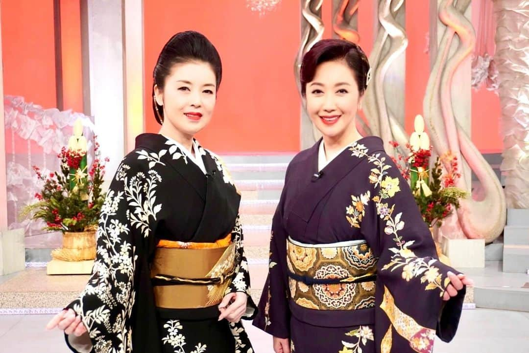 伍代夏子のインスタグラム：「今日は BS朝日「人生、歌がある」の収録でした📺 放送日は後日お知らせしますね〜😉 #人生歌がある #後ろに門松 #藤あや子 さん #伍代夏子」