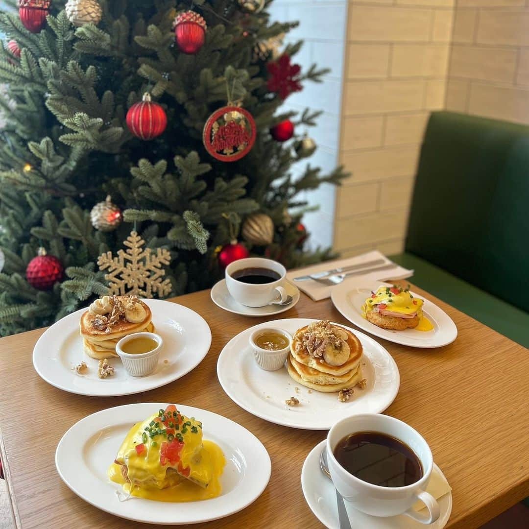 上野仁美のインスタグラム：「. ⁡ 📍 クリントン・ストリート・ベイキング・カンパニー 南青山店🥞 ⁡ 東京都港区南青山5-17-1 YHT南青山ビル 1,2F ⁡ [月～金] 9:00～18:00(L.O.17:00) [土・日・祝] 9:00~18:00(L.O.17:00) ⁡ ⁡ ⁡ 久しぶりにこちらでモーニング(with @mariya_kuroda ) ミニサイズの好きなパンケーキと、エッグベネディクト一個の朝限定のセットを頼みました。 甘いのもしょっぱいのも食べられて大満足🐷 ⁡ 可愛いサイズ感✨と思っていましたが、 なかなかボリューミーでした！ お腹をしっかり空かせていくのがオススメ🥞 ⁡ パンケーキはバナナとくるみに。 ザクザクのくるみがアクセントのふわもちパンケーキに、メープルバターも美味しくて幸せな朝食。 久しぶりに伺いましたが、娘も気に入りそうなのでまた近々👧🏻❤️ ⁡ ⁡ ⁡ #朝食 #表参道カフェ #表参道モーニング #パンケーキカフェ #パンケーキ #クリントンストリートベイキングカンパニー #clintonstreetbakingcompany」