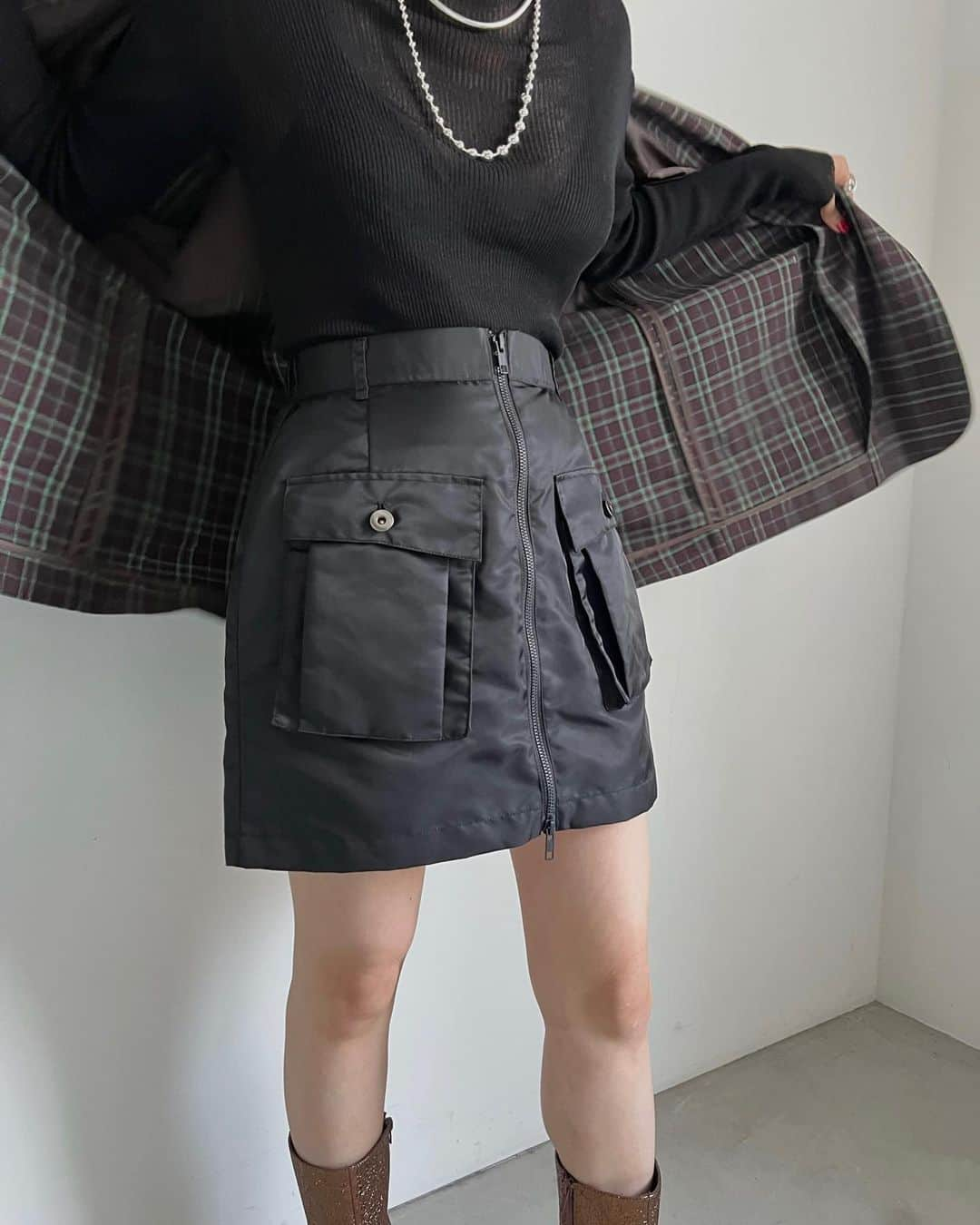 Ameri VINTAGE LUMINE SHINJUKUさんのインスタグラム写真 - (Ameri VINTAGE LUMINE SHINJUKUInstagram)「. NOW ON SALE———  UND MA-1 LAYERED SKIRT (02320960540) ￥24,200 tax in  ブラック/カーキ S,Mサイズ  @_23_ayana  164cm Mサイズ着用  @__ho.nami_  151cm Sサイズ着用  @amerivintage #amerivintage  #ameri #ameri_staffsnap #ameri2023autumnwinter」12月2日 19時55分 - ameri_shinjuku