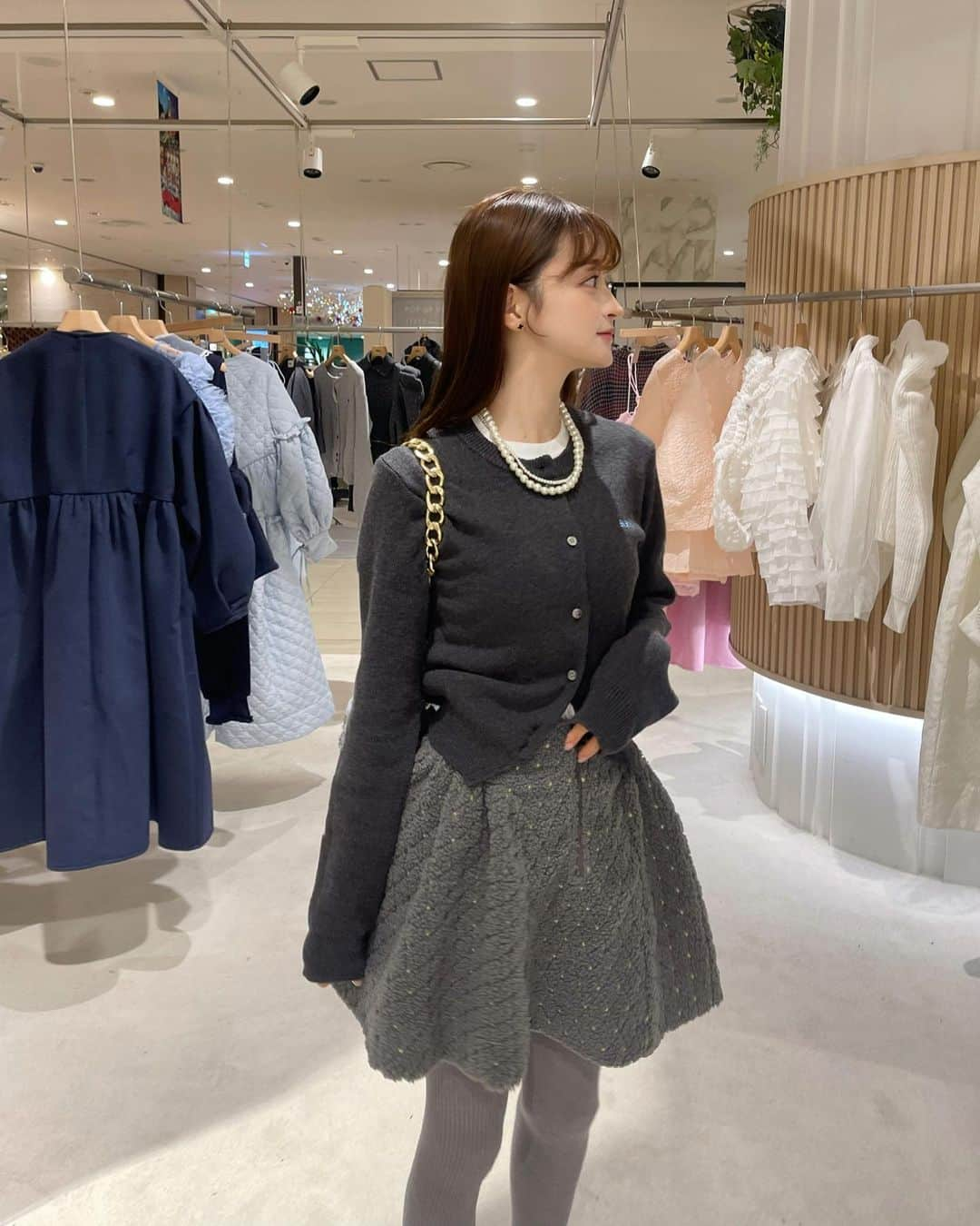 YUYUさんのインスタグラム写真 - (YUYUInstagram)「大阪ストア最終日は私服で出勤のまま、店頭に立っていました🎄🏃🏼ストアオープン前にパシャリ😵‍💫😵‍💫最近はグレートーンで合わせがち🩶  🎄 @bibiy_official 🎄 #BIBIYBRUSHCARDIGAN #ODETTEBOAPLEATEDSKIRT #ODETTEBOABAG」12月2日 20時06分 - yuyukmt