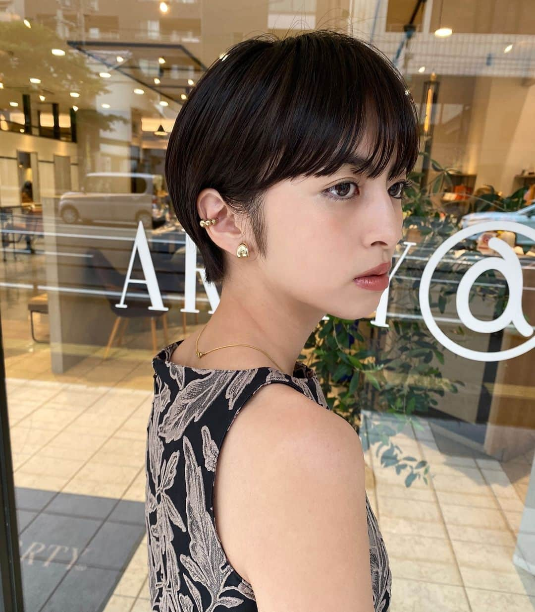 新郷桃子のインスタグラム：「××× . ショート欲がふつふつと。🙃」