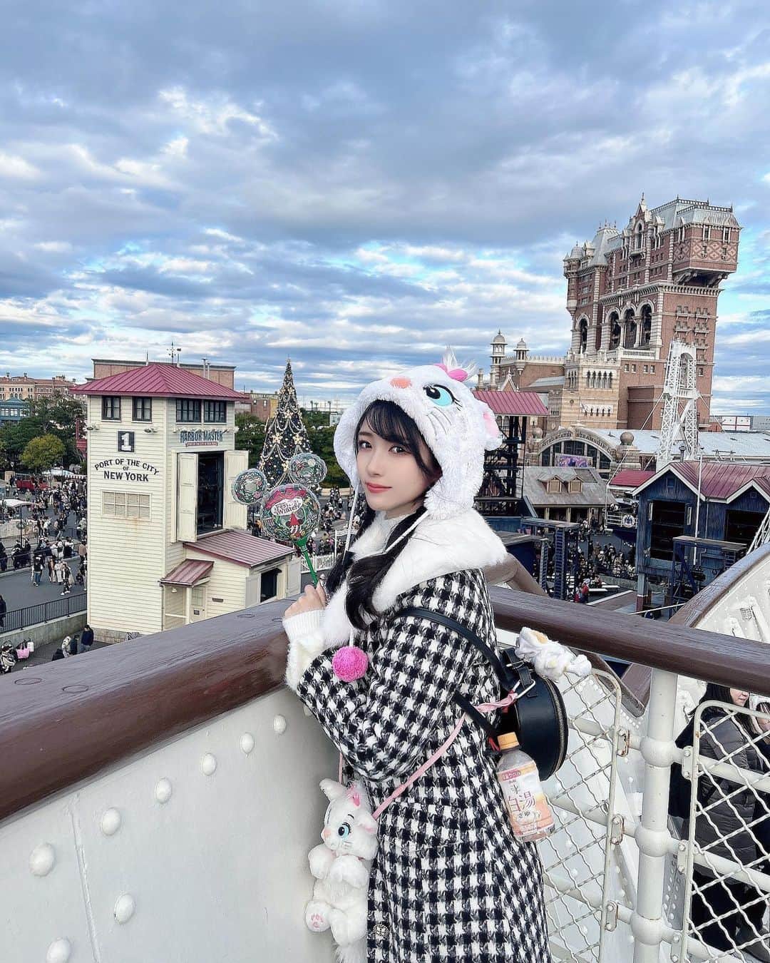 れみぱんのインスタグラム：「ディズニーシーの船の上初めて行ったかも🎄 景色良いんだね🎄 冬は苦手だけどクリスマスのキラキラ感は好き💓」